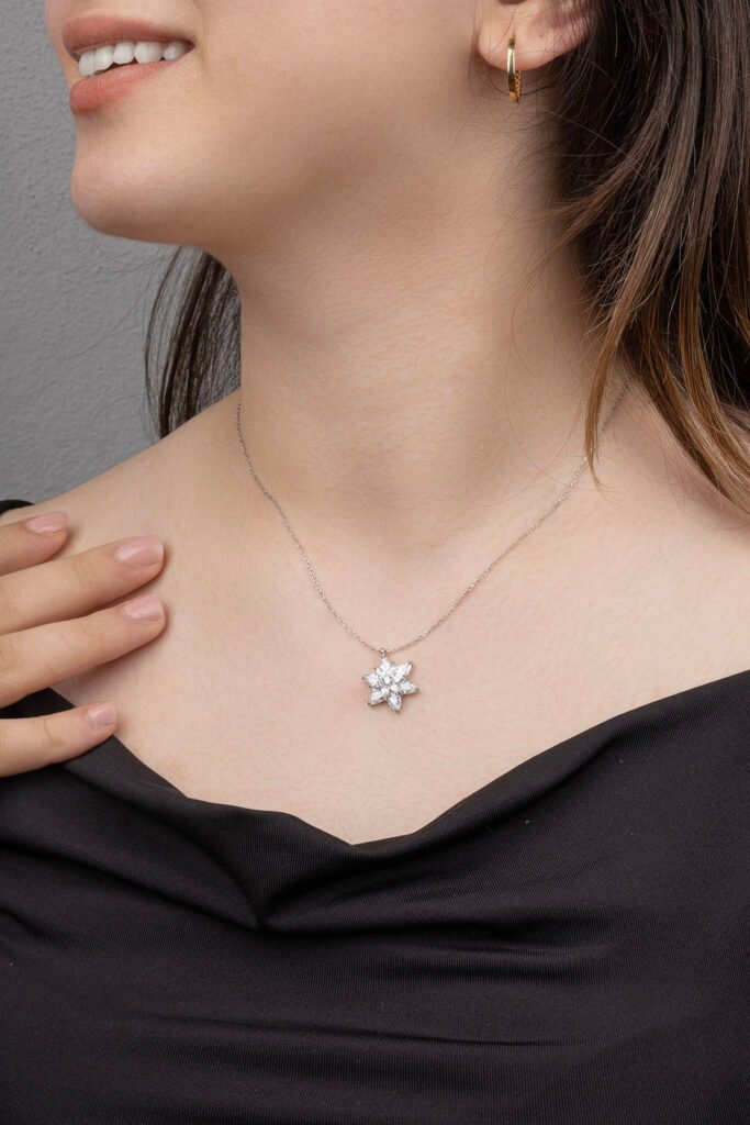 Beyaz Taşlı Lotus Çiçeği 925 Ayar Gümüş Kolye | 18 Ayar Vermeil Premium Beyaz Altın Kaplama