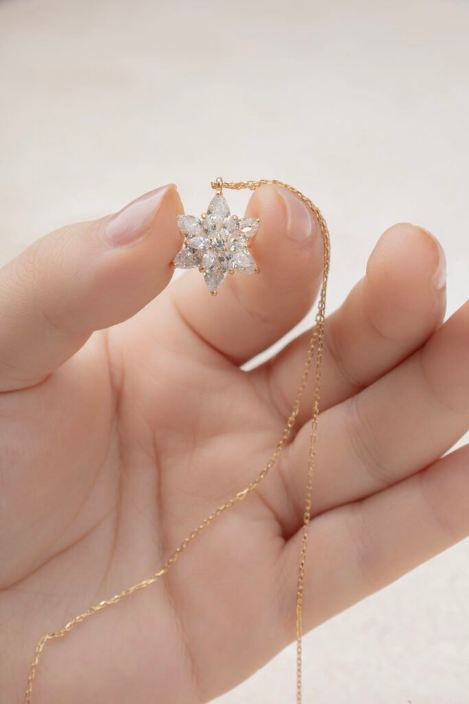 Beyaz Taşlı Lotus Çiçeği 925 Ayar Gümüş Kolye | 18 Ayar Vermeil Premium Sarı Altın Kaplama