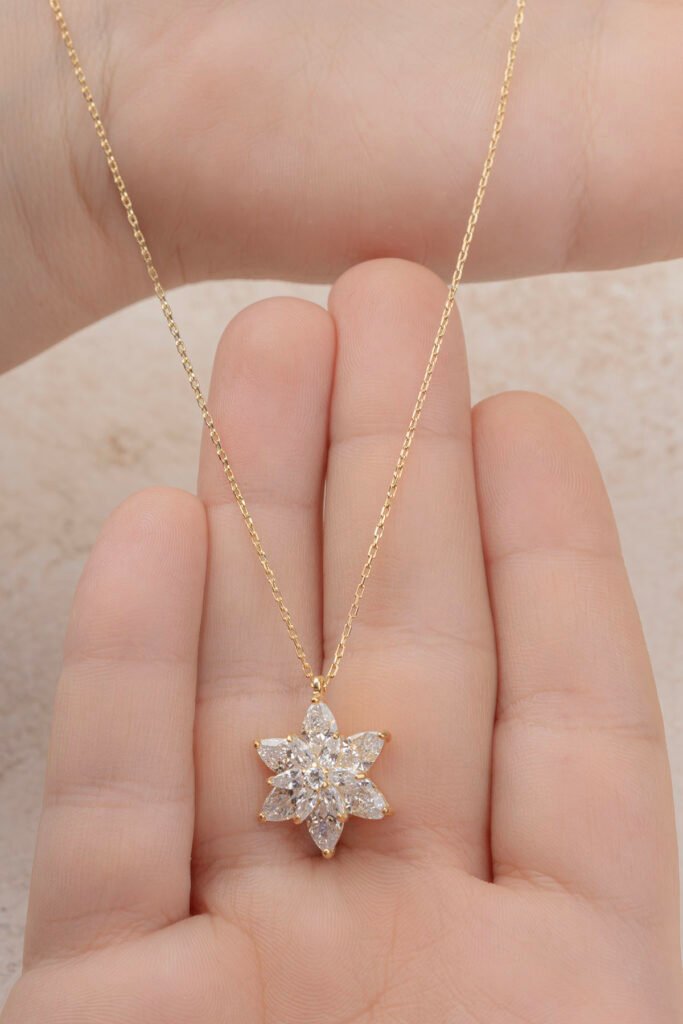 Beyaz Taşlı Lotus Çiçeği 925 Ayar Gümüş Kolye | 18 Ayar Vermeil Premium Sarı Altın Kaplama