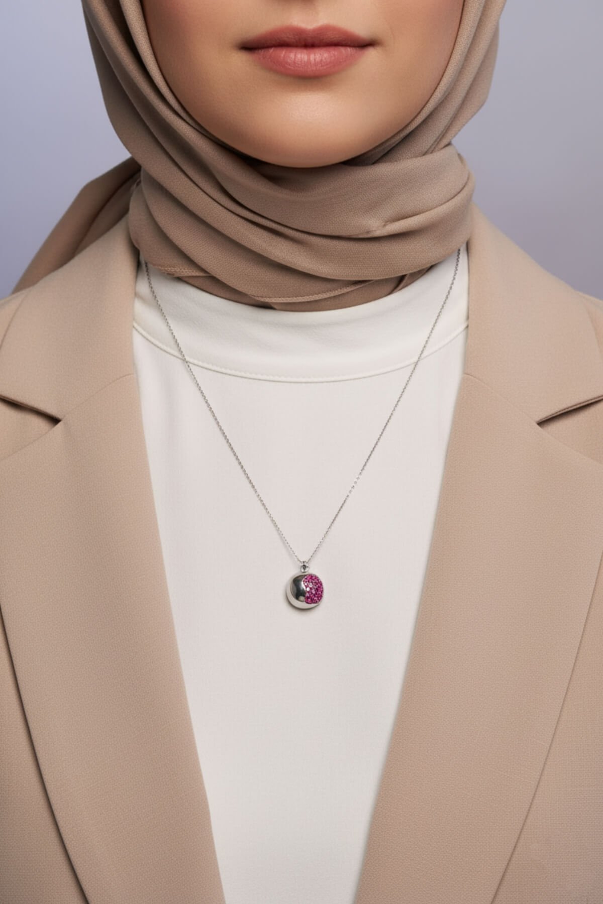 Jewelmim Bolluk ve Bereket Narı Beyaz Altın Kaplama Gümüş Kolye Duruş Detay Çekimi, anneye gümüş kolye hediyesi, zarif gümüş kolye modelleri