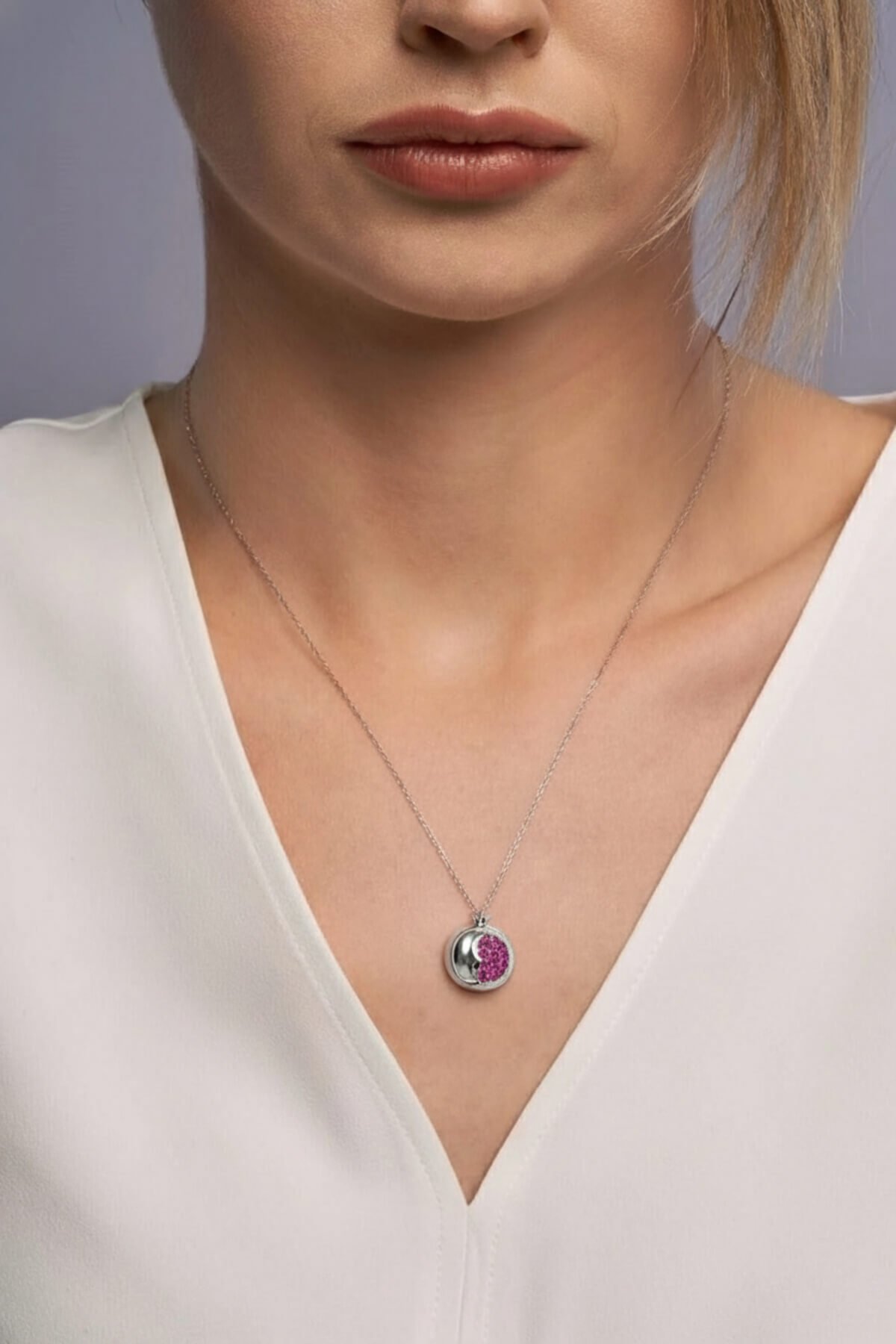 Jewelmim Bolluk ve Bereket Narı Beyaz Altın Kaplama Gümüş Kolye Kullanım Detay Çekimi, hediye gümüş kolye modelleri
