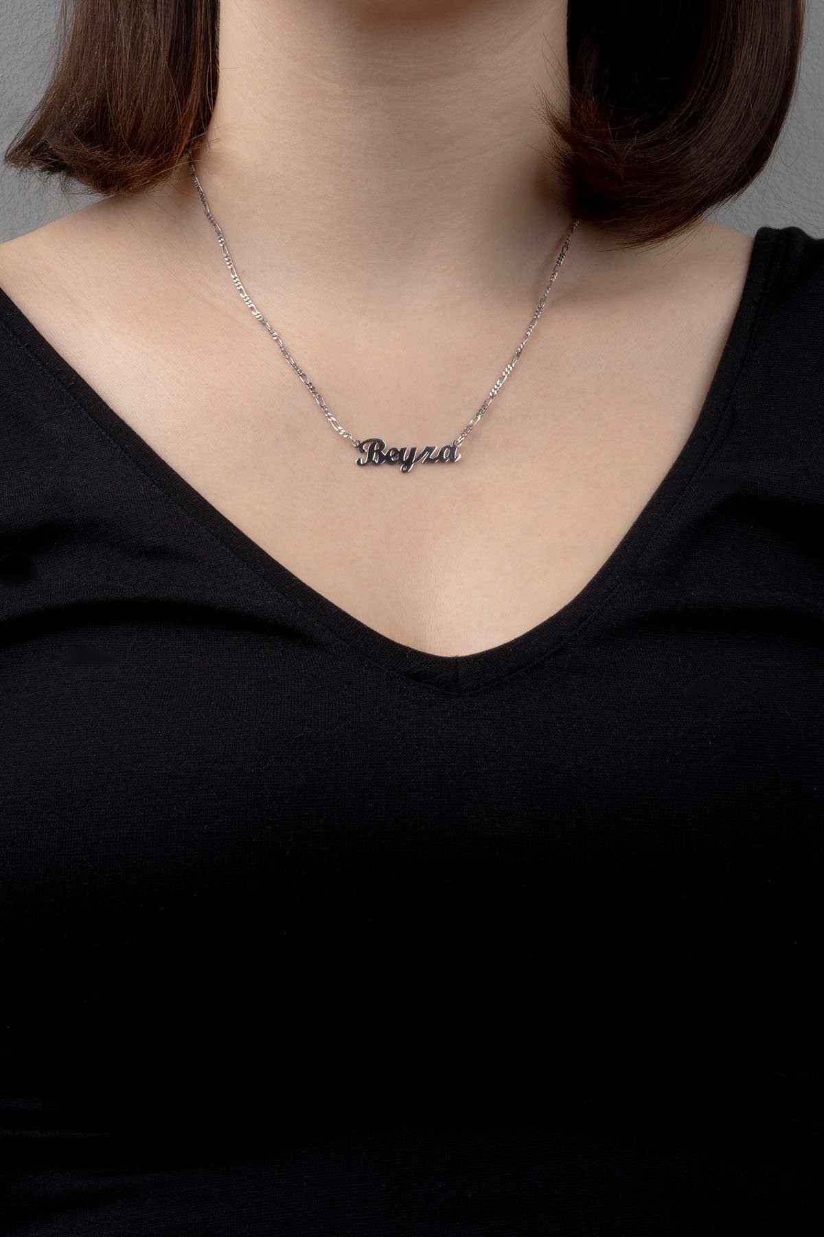 Jewelmim Kişiye Özel Figaro Zincir İsim Beyaz Altın Kaplama Gümüş Kolye Duruş Detay Çekimi, anneye gümüş kolye hediyesi, zarif gümüş kolye modelleri