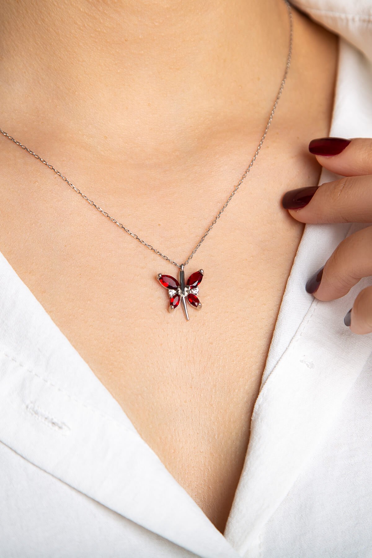 Jewelmim Garnet Kırmızı Kelebek Beyaz Altın Kaplama Gümüş Kolye Görünüm Detay Çekimi, doğum günü gümüş kolye hediyesi, özel tasarım gümüş kolyeler