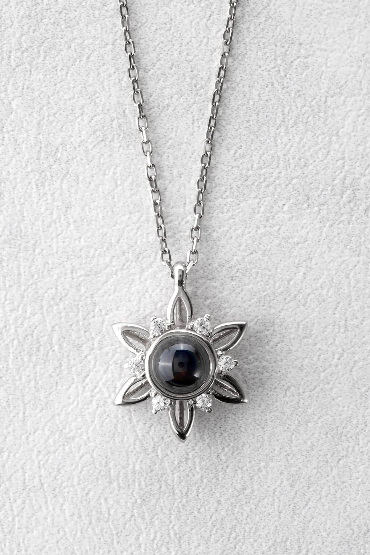 Jewelmim 100 Dilde Seni Seviyorum Çiçek Beyaz Altın Kaplama Gümüş Kolye, şık gümüş kolye modelleri, sevgiliye gümüş kolye hediyesi