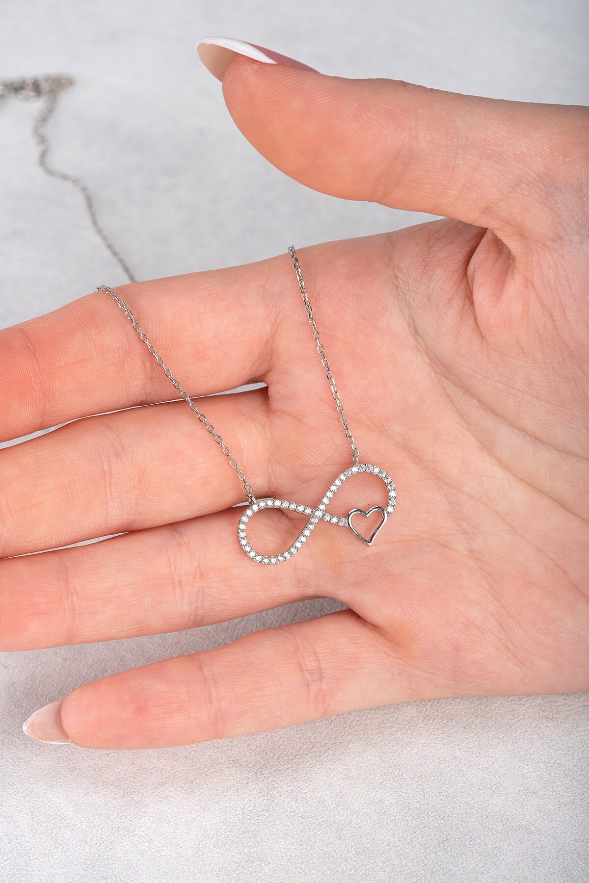 Jewelmim Kalpli Sonsuzluk Beyaz Altın Kaplama Gümüş Kolye Detay Çekimi, eşe gümüş kolye hediyesi, en güzel kolye modelleri