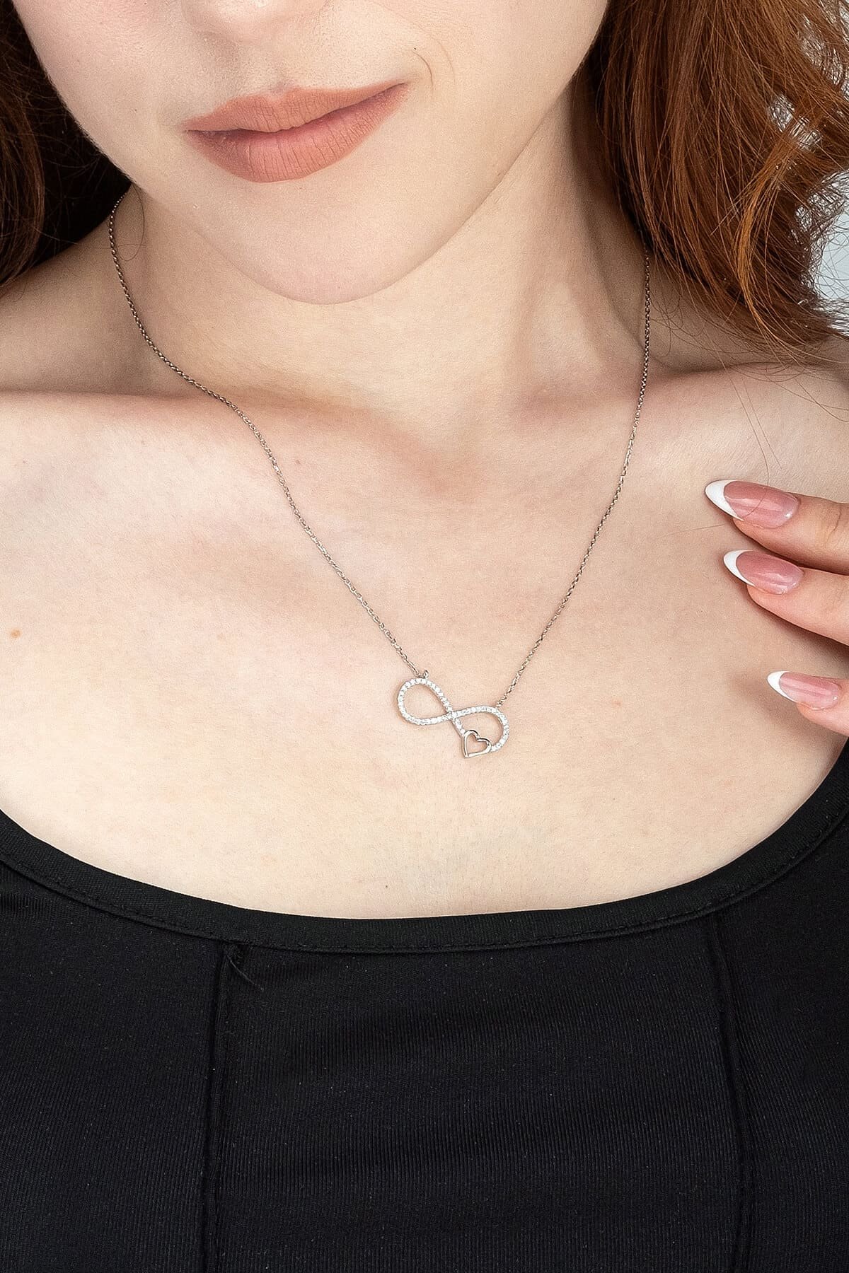 Jewelmim Kalpli Sonsuzluk Beyaz Altın Kaplama Gümüş Kolye Görünüm Detay Çekimi, doğum günü gümüş kolye hediyesi, özel tasarım gümüş kolyeler