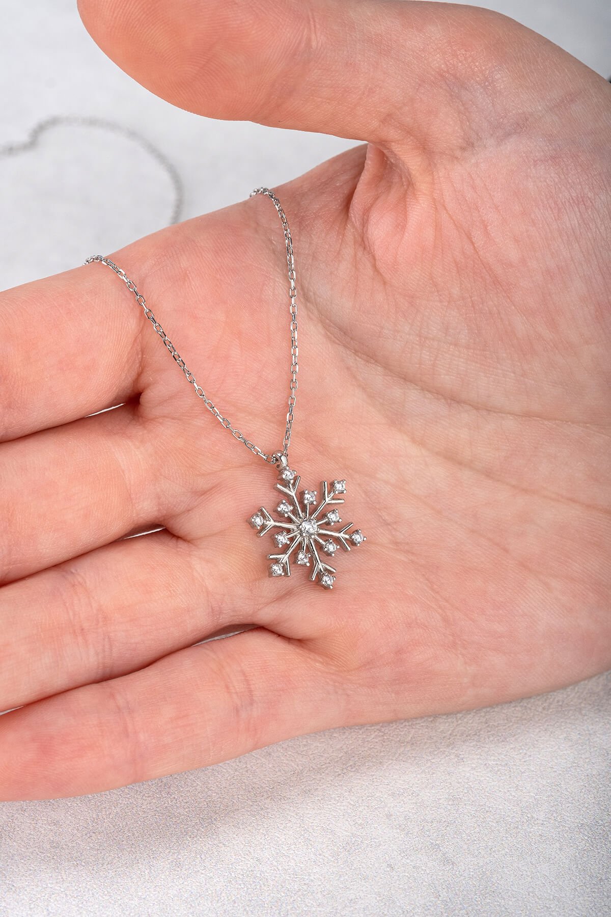 Jewelmim Kar Tanesi Beyaz Altın Kaplama Gümüş Kolye Detay Çekimi, eşe gümüş kolye hediyesi, en güzel kolye modelleri