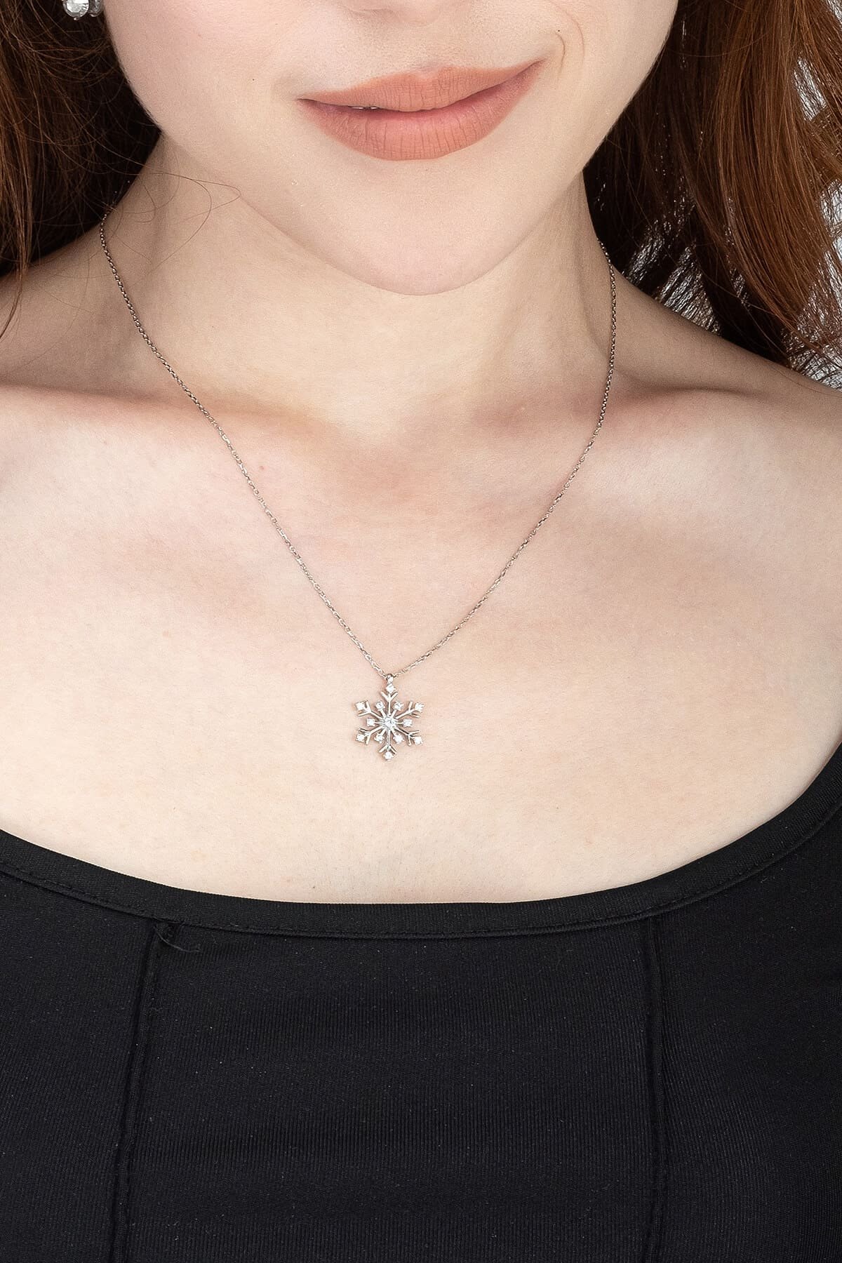 Jewelmim Kar Tanesi Beyaz Altın Kaplama Gümüş Kolye Görünüm Detay Çekimi, doğum günü gümüş kolye hediyesi, özel tasarım gümüş kolyeler