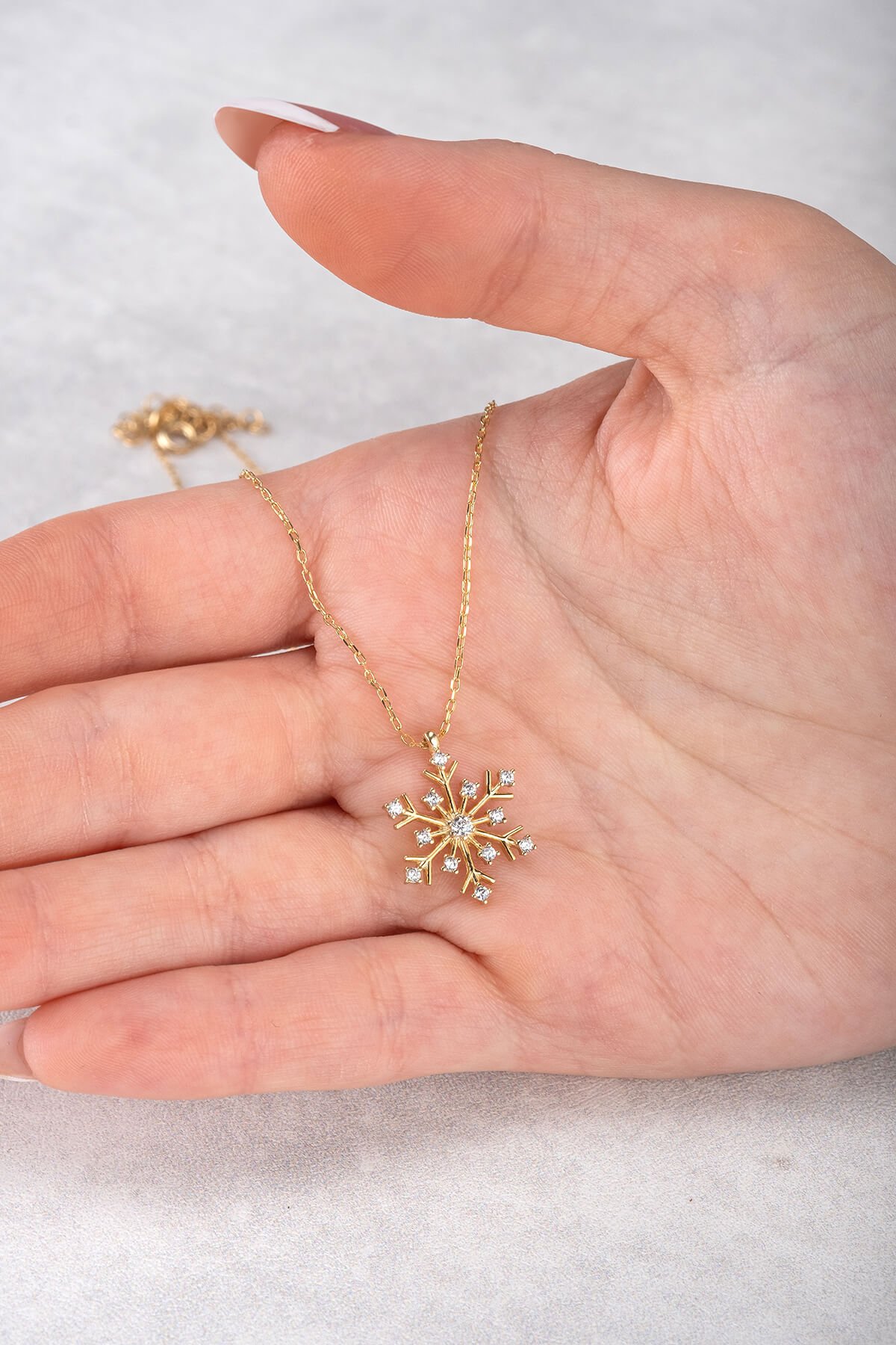 Jewelmim Kar Tanesi Sarı Altın Kaplama Gümüş Kolye Detay Çekimi, eşe gümüş kolye hediyesi, en güzel kolye modelleri