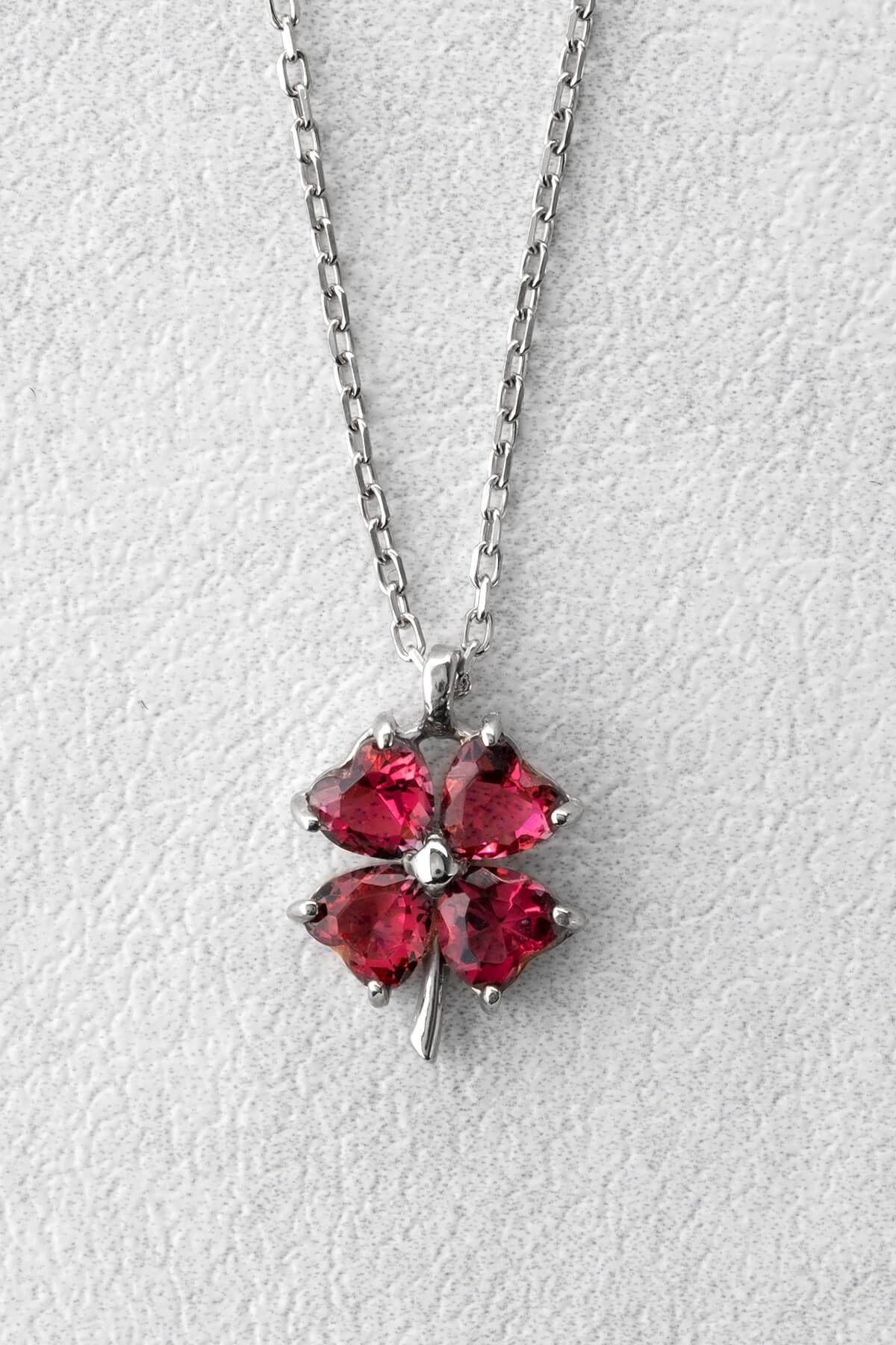 Jewelmim Kırmızı Taşlı 4 Yapraklı Yonca Beyaz Altın Kaplama Gümüş Kolye, şık gümüş kolye modelleri, sevgiliye gümüş kolye hediyesi