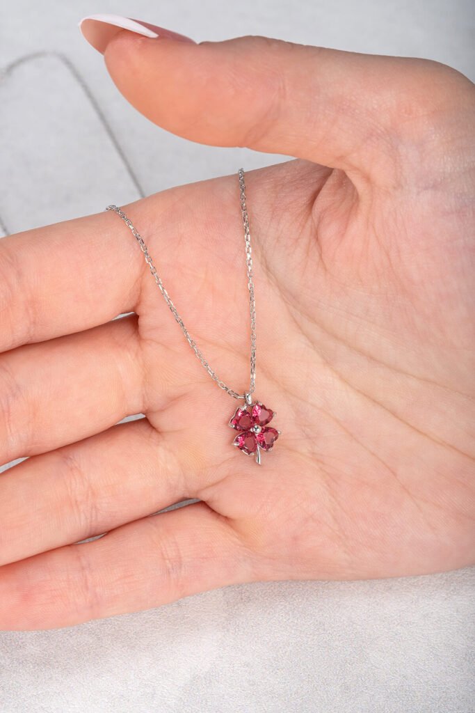 Kırmızı Taşlı 4 Yapraklı Yonca 925 Ayar Gümüş Kolye | 18 Ayar Vermeil Premium Beyaz Altın Kaplama