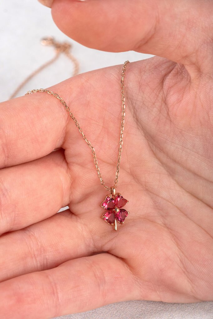 Kırmızı Taşlı 4 Yapraklı Yonca 925 Ayar Gümüş Kolye | 18 Ayar Vermeil Premium Rose Altın Kaplama