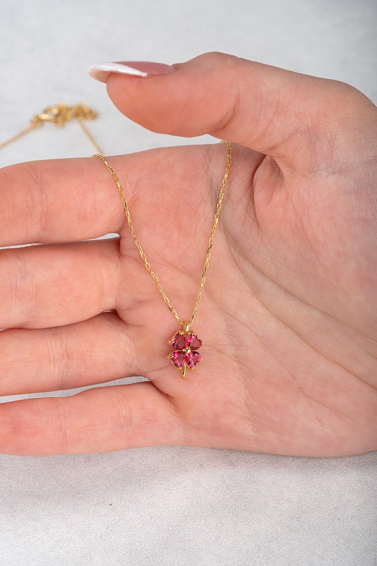 Jewelmim Kırmızı Taşlı 4 Yapraklı Yonca Sarı Altın Kaplama Gümüş Kolye Detay Çekimi, eşe gümüş kolye hediyesi, en güzel kolye modelleri
