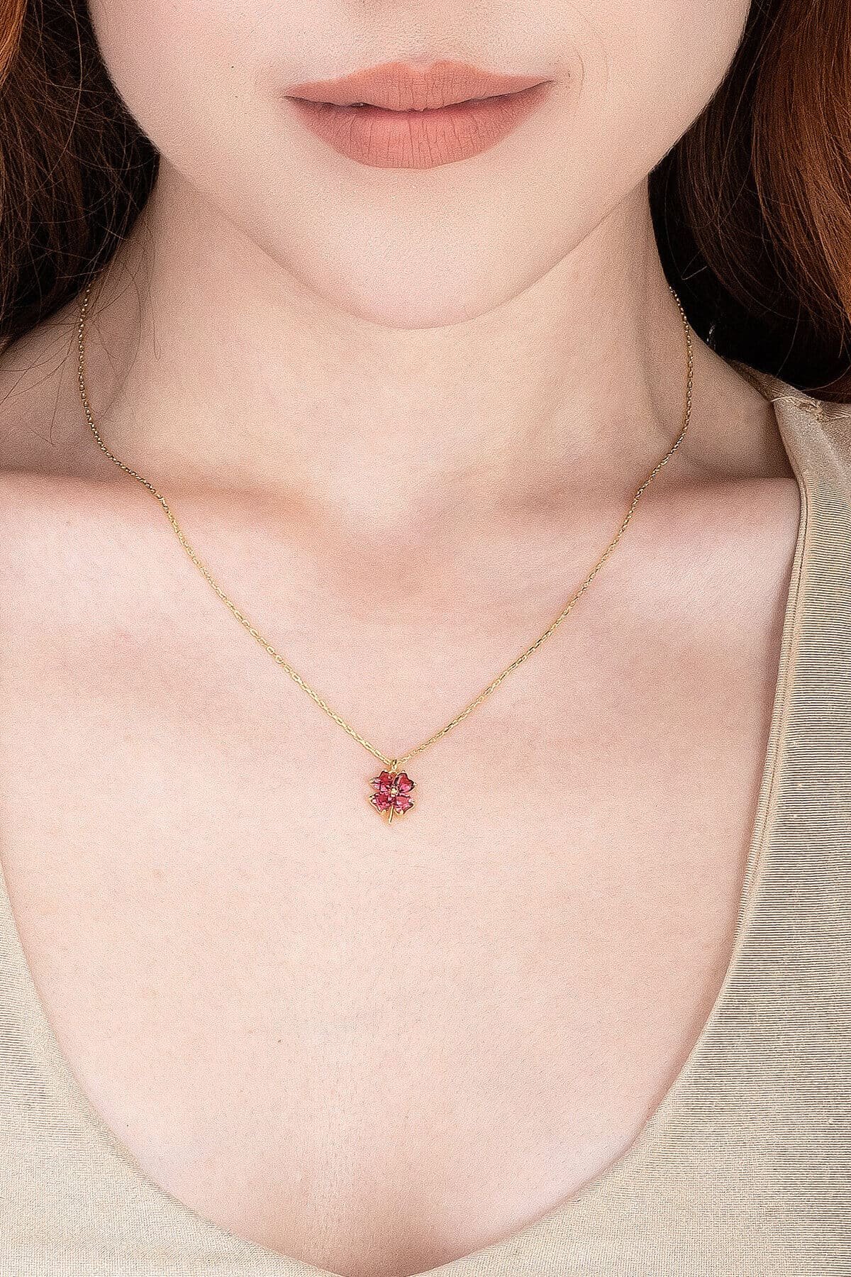 Jewelmim Kırmızı Taşlı 4 Yapraklı Yonca Sarı Altın Kaplama Gümüş Kolye Görünüm Detay Çekimi, doğum günü gümüş kolye hediyesi, özel tasarım gümüş kolyeler