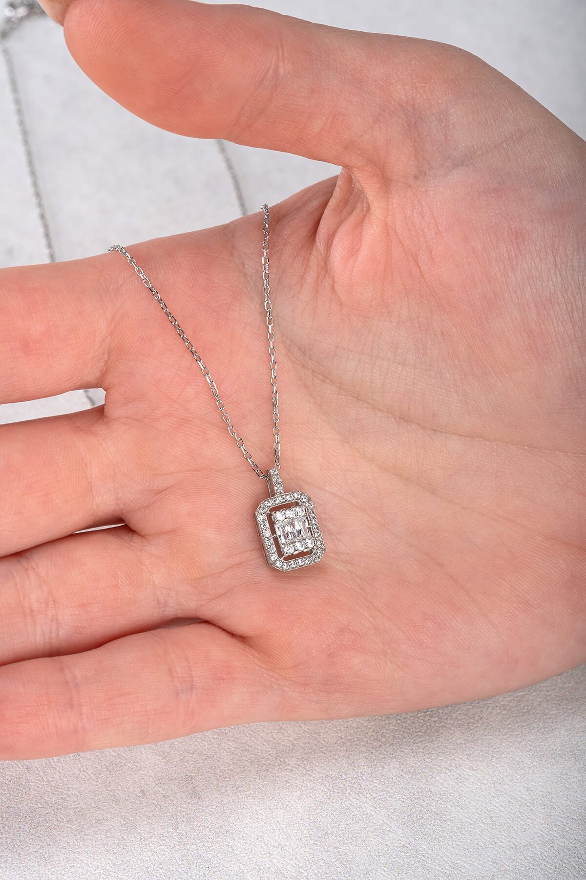 Jewelmim Klasik Baget Beyaz Altın Kaplama Gümüş Kolye Detay Çekimi, eşe gümüş kolye hediyesi, en güzel kolye modelleri