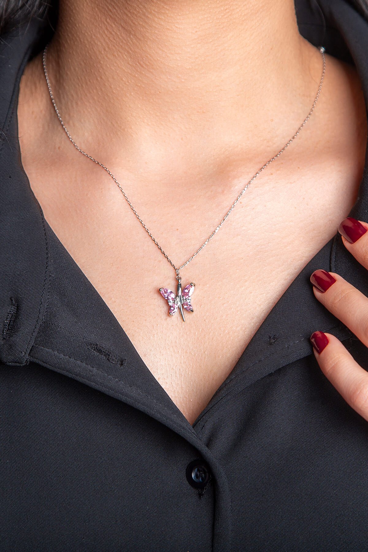 Jewelmim Lila Pembe Kelebek Beyaz Altın Kaplama Gümüş Kolye Görünüm Detay Çekimi, doğum günü gümüş kolye hediyesi, özel tasarım gümüş kolyeler