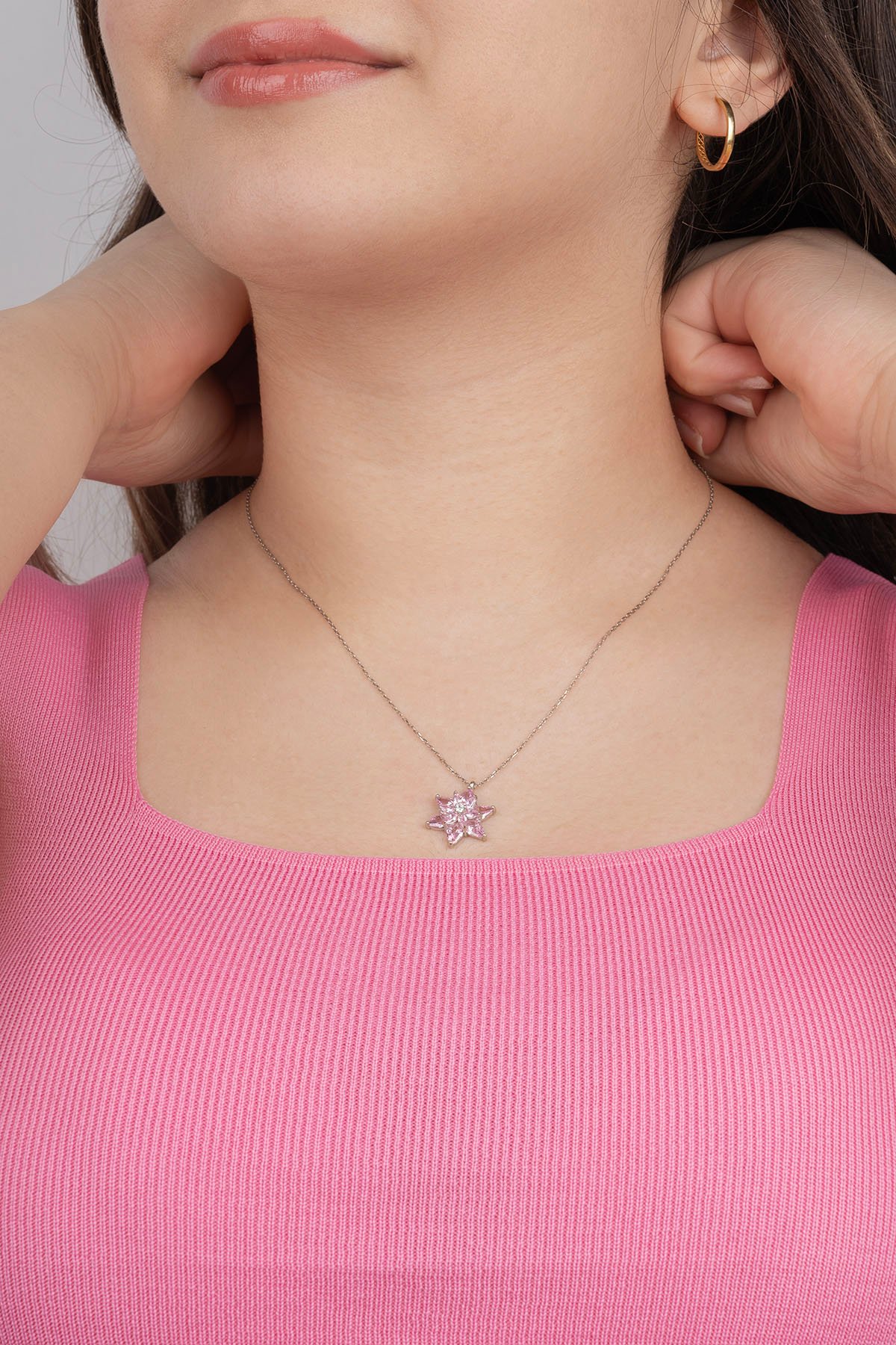 Jewelmim Lila Taşlı Lotus Çiçeği Beyaz Altın Kaplama Gümüş Kolye Duruş Detay Çekimi, anneye gümüş kolye hediyesi, zarif gümüş kolye modelleri