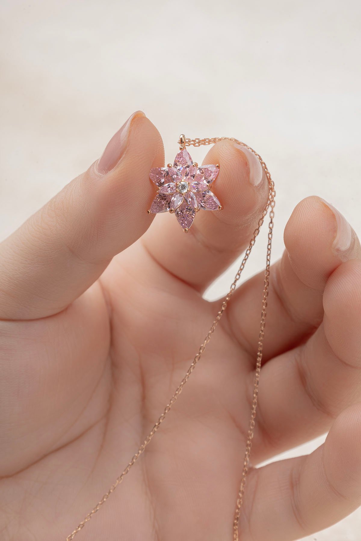 Jewelmim Lila Taşlı Lotus Çiçeği Rose Altın Kaplama Gümüş Kolye Detay Çekimi, eşe gümüş kolye hediyesi, en güzel kolye modelleri