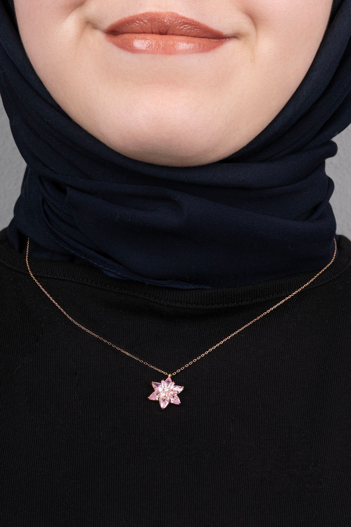 Jewelmim Lila Taşlı Lotus Çiçeği Rose Altın Kaplama Gümüş Kolye Kullanım Detay Çekimi, hediye gümüş kolye modelleri