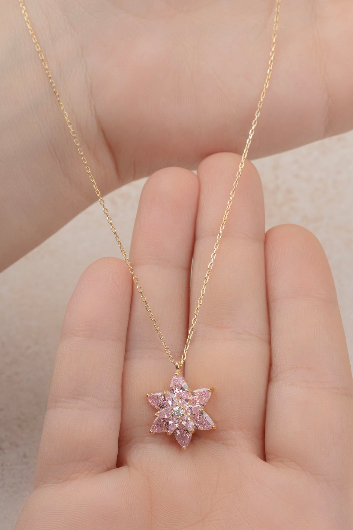 Jewelmim Lila Taşlı Lotus Çiçeği Sarı Altın Kaplama Gümüş Kolye Görünüm Detay Çekimi, doğum günü gümüş kolye hediyesi, özel tasarım gümüş kolyeler