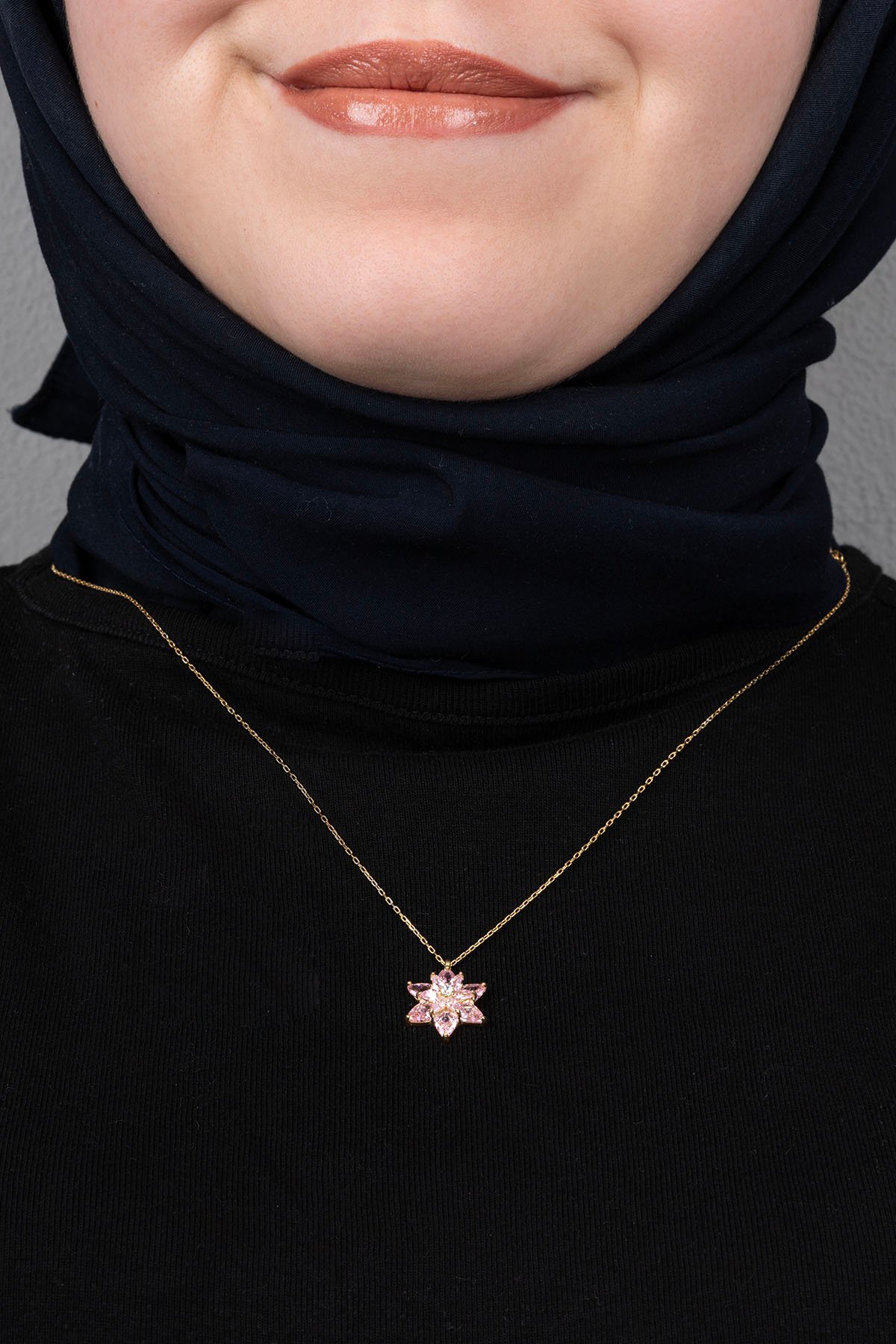 Jewelmim Lila Taşlı Lotus Çiçeği Sarı Altın Kaplama Gümüş Kolye Kullanım Detay Çekimi, hediye gümüş kolye modelleri