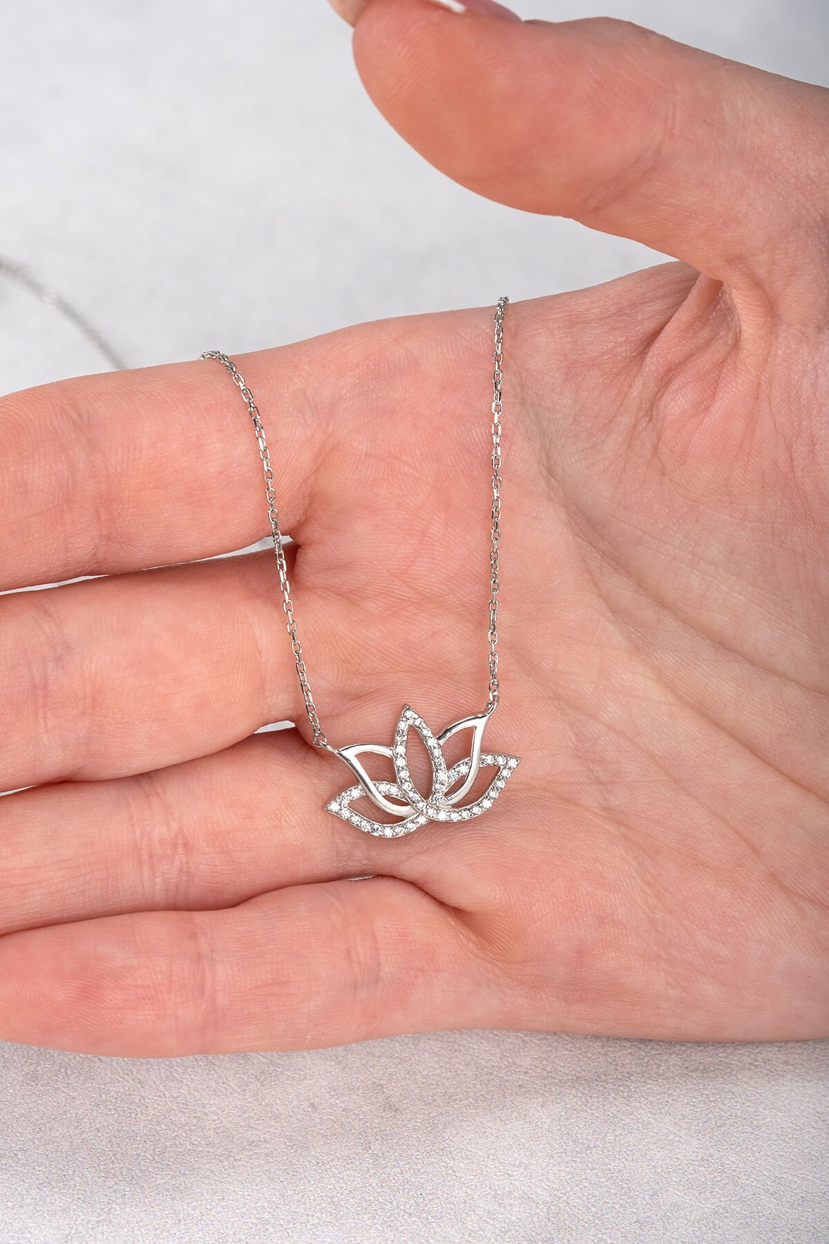 Jewelmim Lotus Çiçeği Beyaz Altın Kaplama Gümüş Kolye Detay Çekimi, eşe gümüş kolye hediyesi, en güzel kolye modelleri