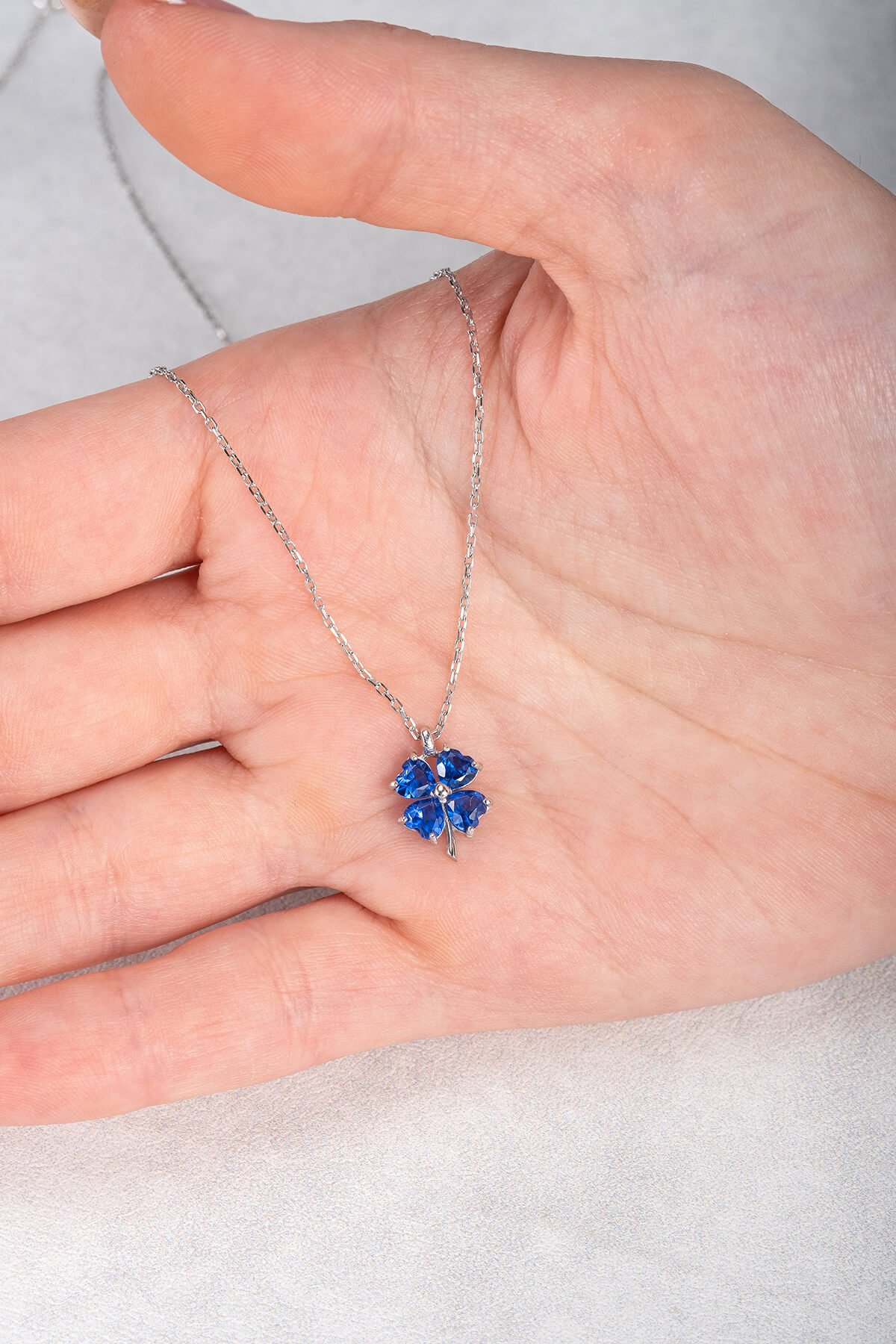 Jewelmim Mavi Taşlı 4 Yapraklı Yonca Beyaz Altın Kaplama Gümüş Kolye Detay Çekimi, eşe gümüş kolye hediyesi, en güzel kolye modelleri