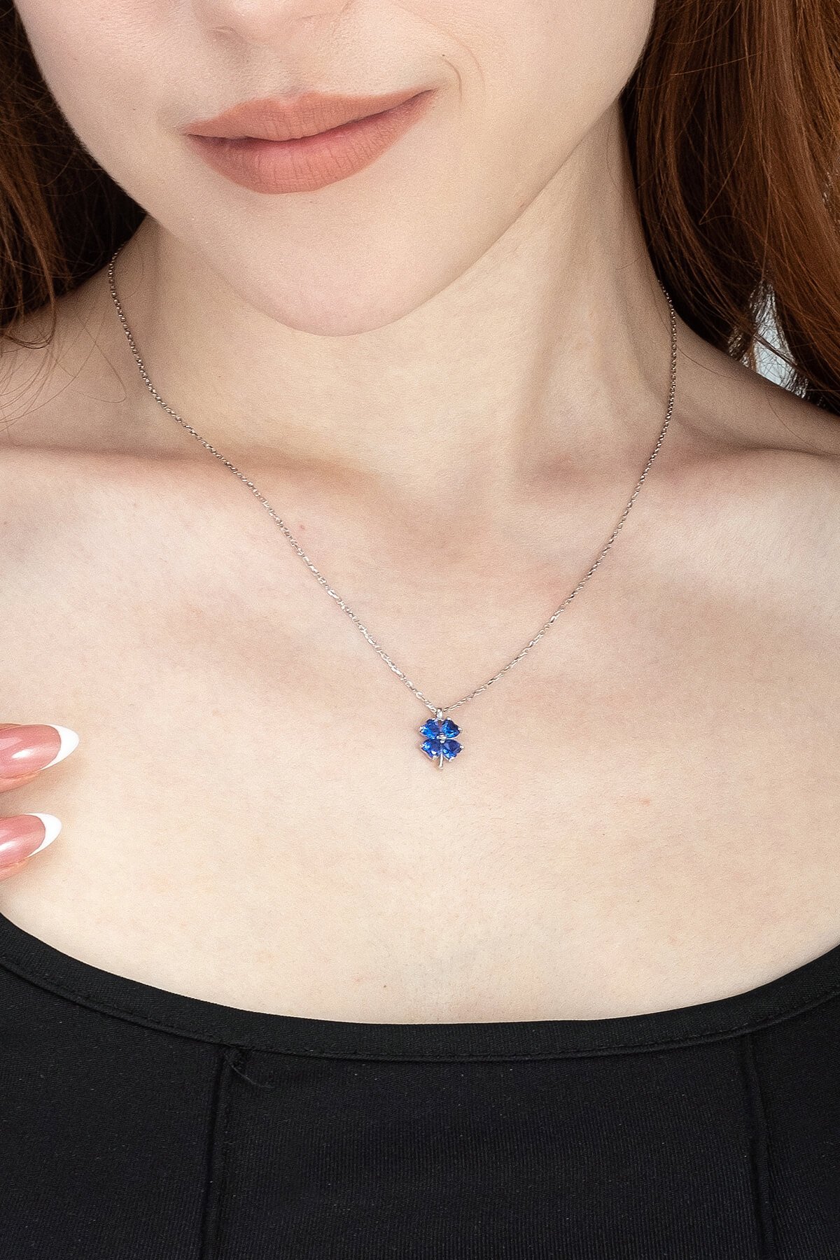 Jewelmim Mavi Taşlı 4 Yapraklı Yonca Beyaz Altın Kaplama Gümüş Kolye Görünüm Detay Çekimi, doğum günü gümüş kolye hediyesi, özel tasarım gümüş kolyeler