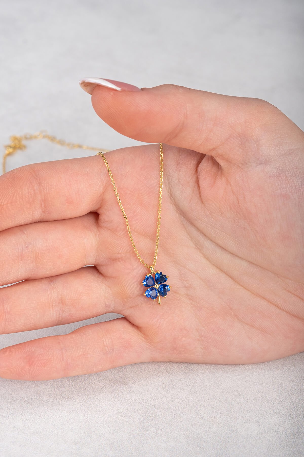 Jewelmim Mavi Taşlı 4 Yapraklı Yonca Sarı Altın Kaplama Gümüş Kolye Detay Çekimi, eşe gümüş kolye hediyesi, en güzel kolye modelleri