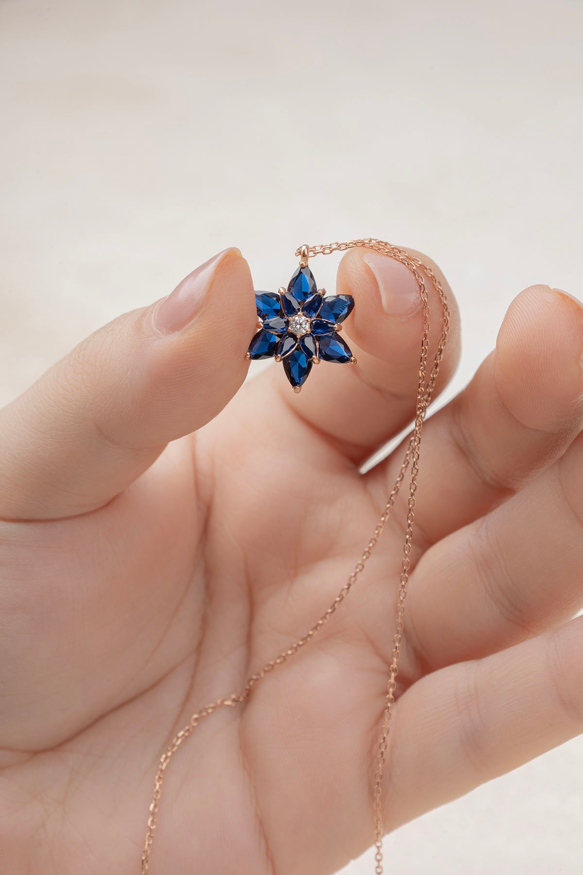 Jewelmim Mavi Taşlı Lotus Çiçeği Rose Altın Kaplama Gümüş Kolye Detay Çekimi, eşe gümüş kolye hediyesi, en güzel kolye modelleri