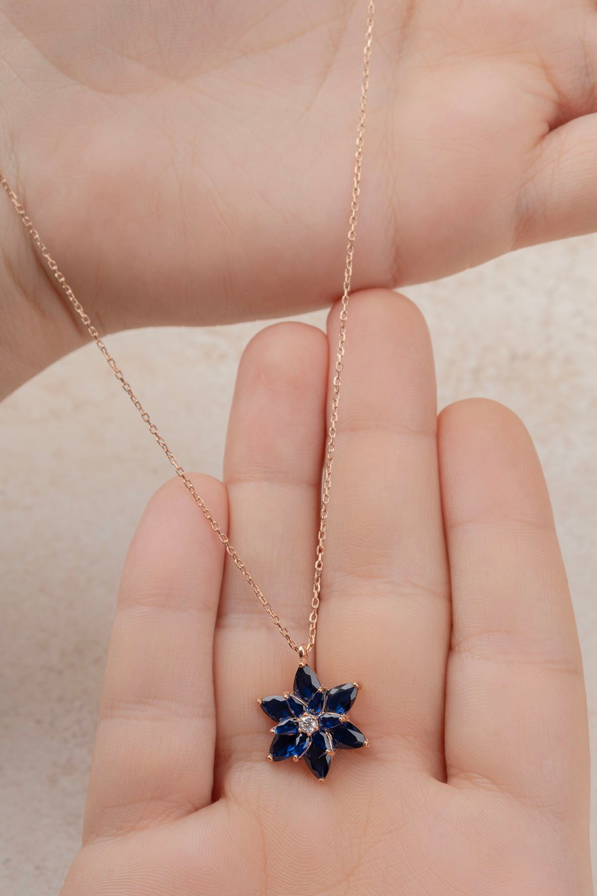 Jewelmim Mavi Taşlı Lotus Çiçeği Rose Altın Kaplama Gümüş Kolye Görünüm Detay Çekimi, doğum günü gümüş kolye hediyesi, özel tasarım gümüş kolyeler