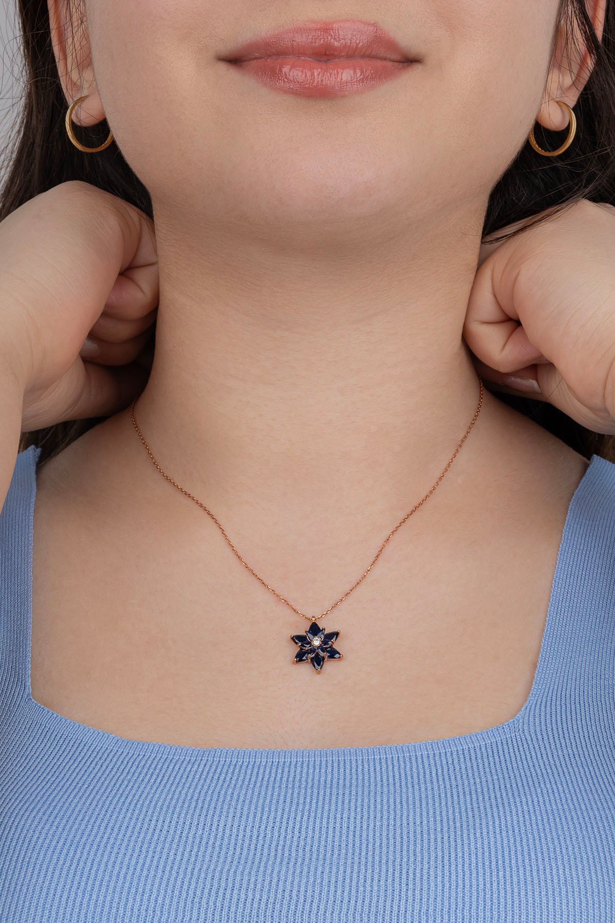 Jewelmim Mavi Taşlı Lotus Çiçeği Rose Altın Kaplama Gümüş Kolye Duruş Detay Çekimi, anneye gümüş kolye hediyesi, zarif gümüş kolye modelleri