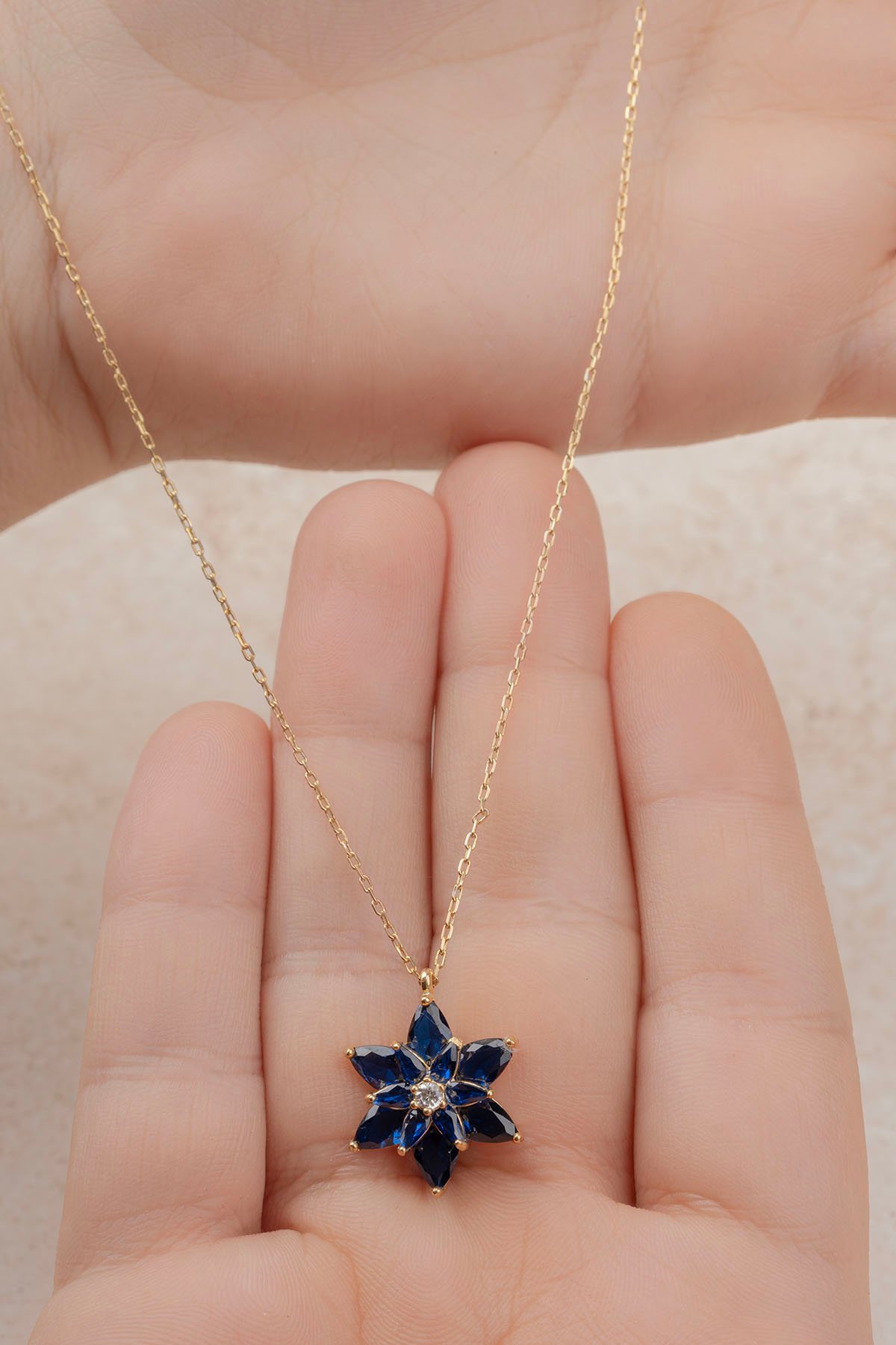Jewelmim Mavi Taşlı Lotus Çiçeği Sarı Altın Kaplama Gümüş Kolye Görünüm Detay Çekimi, doğum günü gümüş kolye hediyesi, özel tasarım gümüş kolyeler