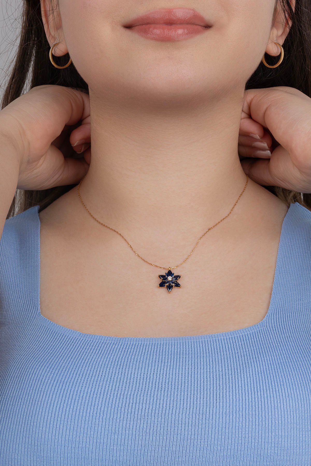 Jewelmim Mavi Taşlı Lotus Çiçeği Sarı Altın Kaplama Gümüş Kolye Duruş Detay Çekimi, anneye gümüş kolye hediyesi, zarif gümüş kolye modelleri