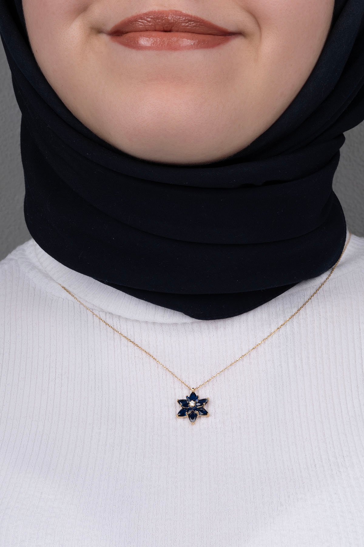 Jewelmim Mavi Taşlı Lotus Çiçeği Sarı Altın Kaplama Gümüş Kolye Kullanım Detay Çekimi, hediye gümüş kolye modelleri