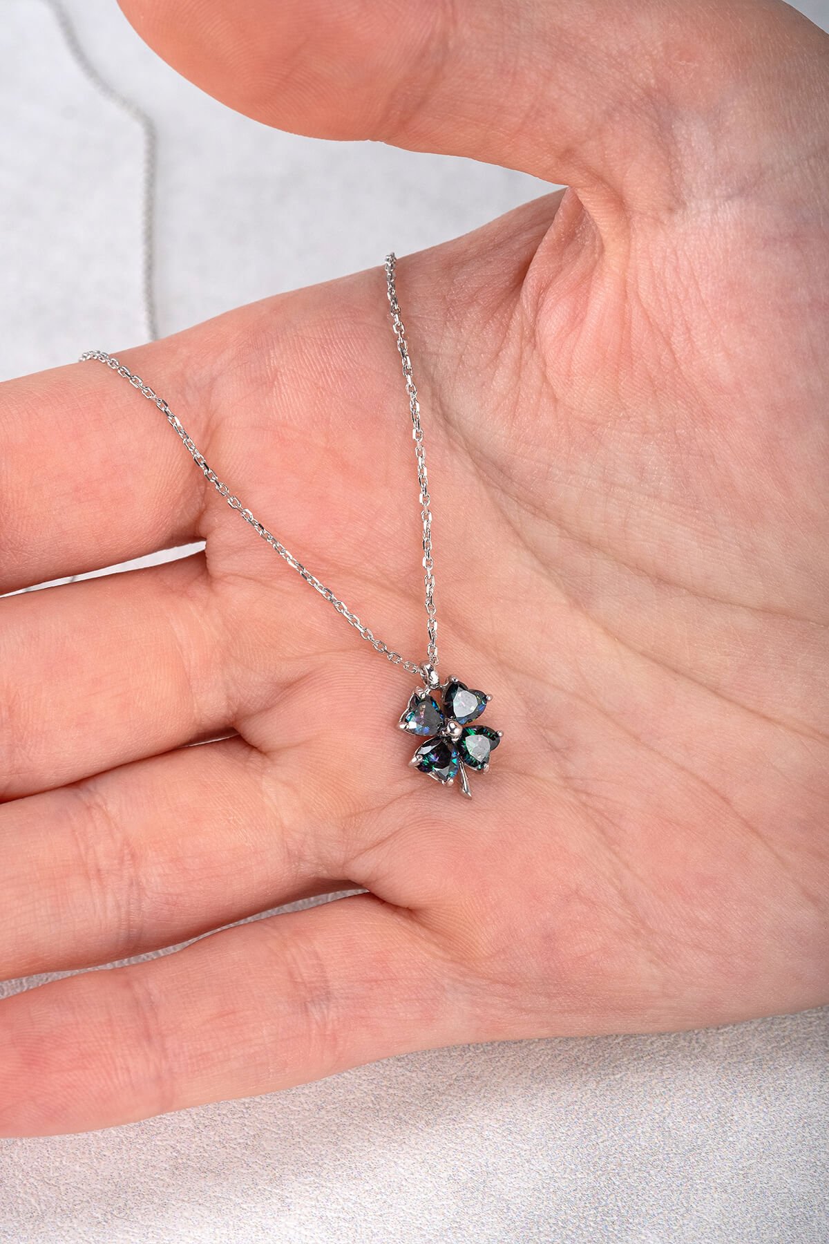 Jewelmim Mistik Taşlı 4 Yapraklı Yonca Beyaz Altın Kaplama Gümüş Kolye Detay Çekimi, eşe gümüş kolye hediyesi, en güzel kolye modelleri