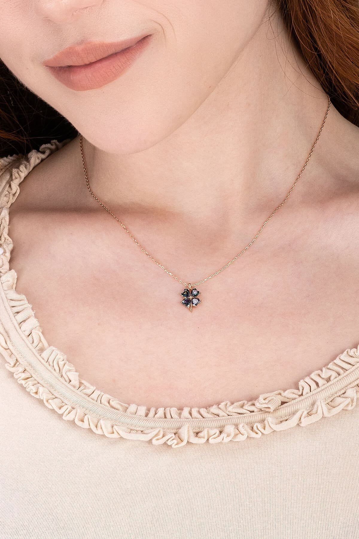 Jewelmim Mistik Taşlı 4 Yapraklı Yonca Rose Altın Kaplama Gümüş Kolye Görünüm Detay Çekimi, doğum günü gümüş kolye hediyesi, özel tasarım gümüş kolyeler