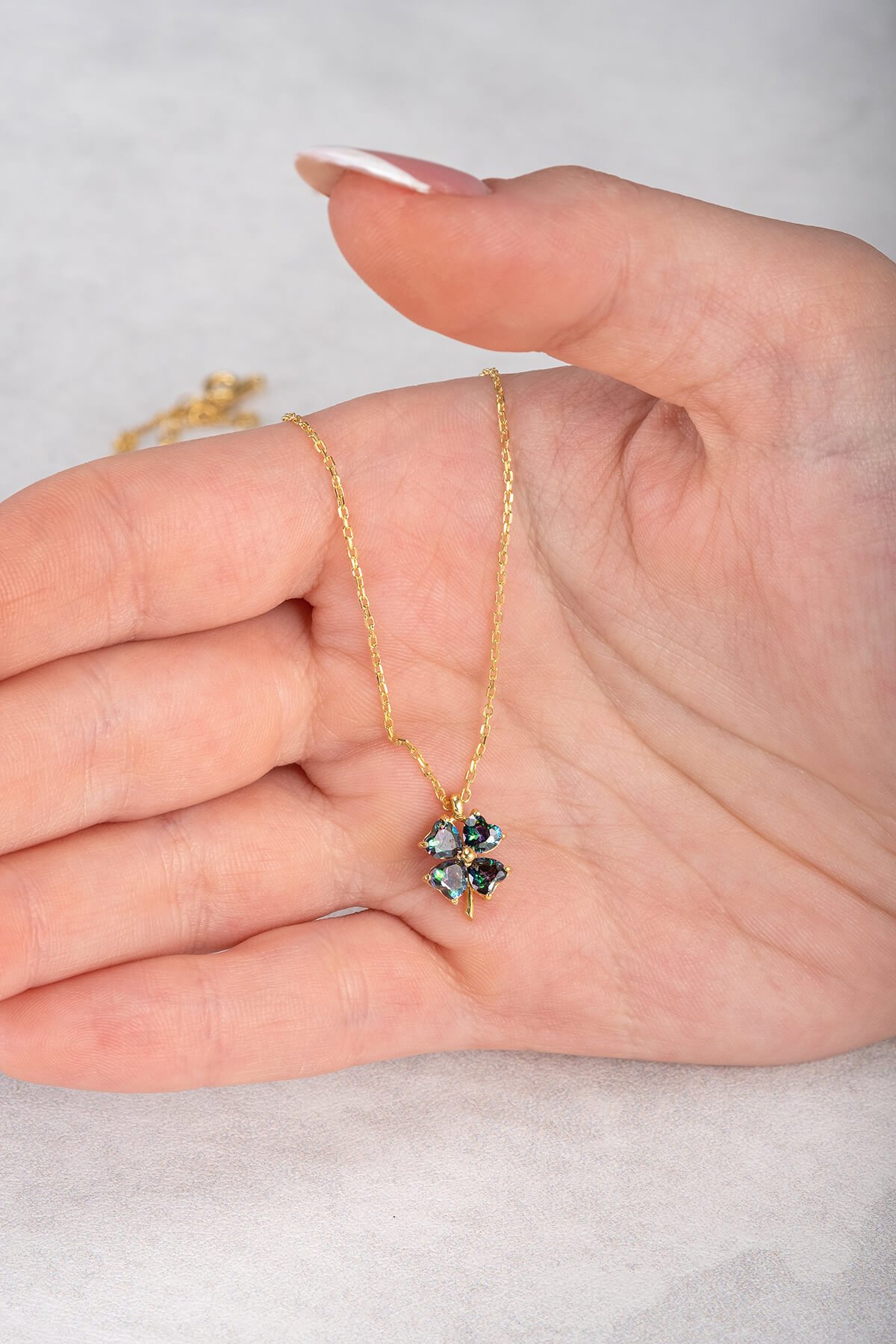 Jewelmim Mistik Taşlı 4 Yapraklı Yonca Sarı Altın Kaplama Gümüş Kolye Detay Çekimi, eşe gümüş kolye hediyesi, en güzel kolye modelleri