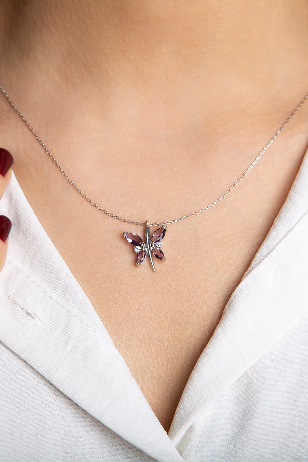 Jewelmim Mor Taşlı Kelebek Beyaz Altın Kaplama Gümüş Kolye Görünüm Detay Çekimi, doğum günü gümüş kolye hediyesi, özel tasarım gümüş kolyeler