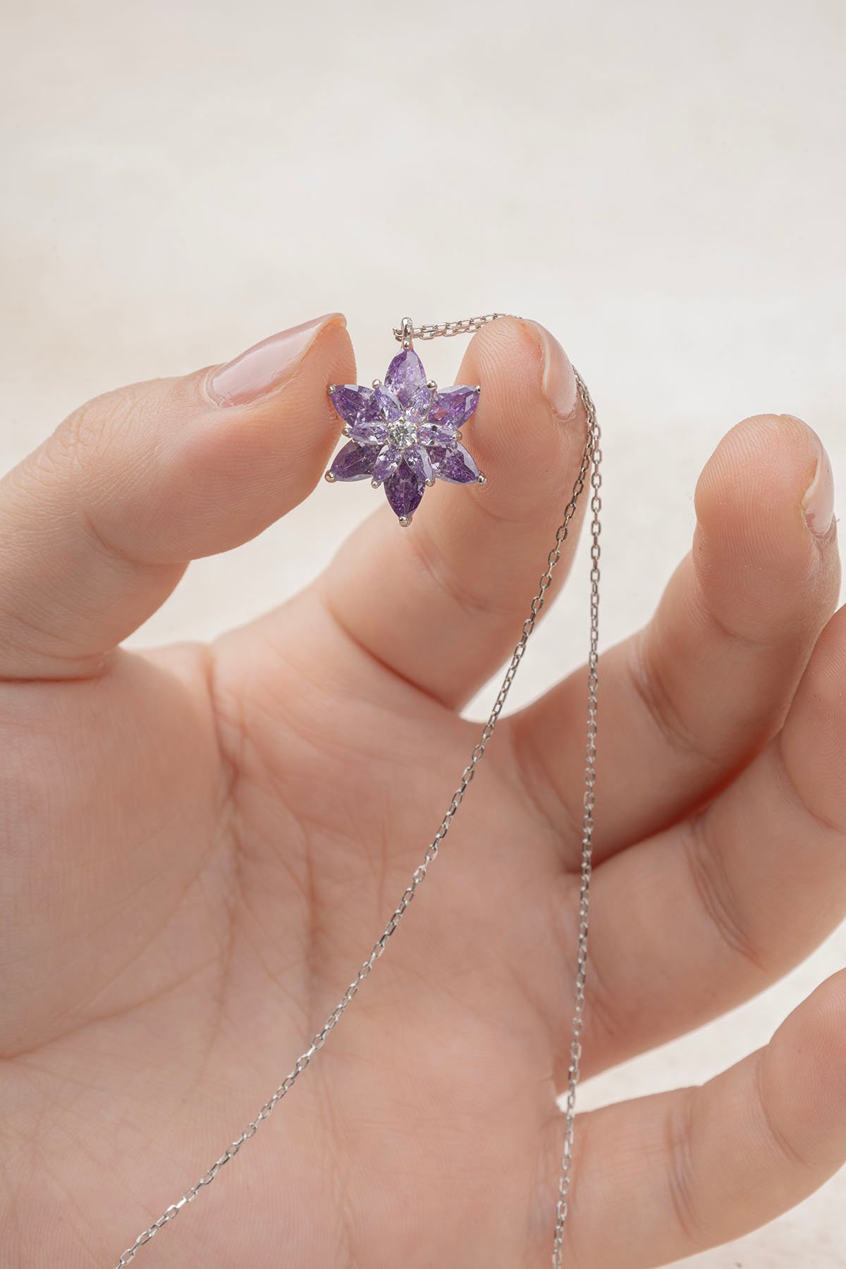 Jewelmim Mor Taşlı Lotus Çiçeği Beyaz Altın Kaplama Gümüş Kolye Detay Çekimi, eşe gümüş kolye hediyesi, en güzel kolye modelleri