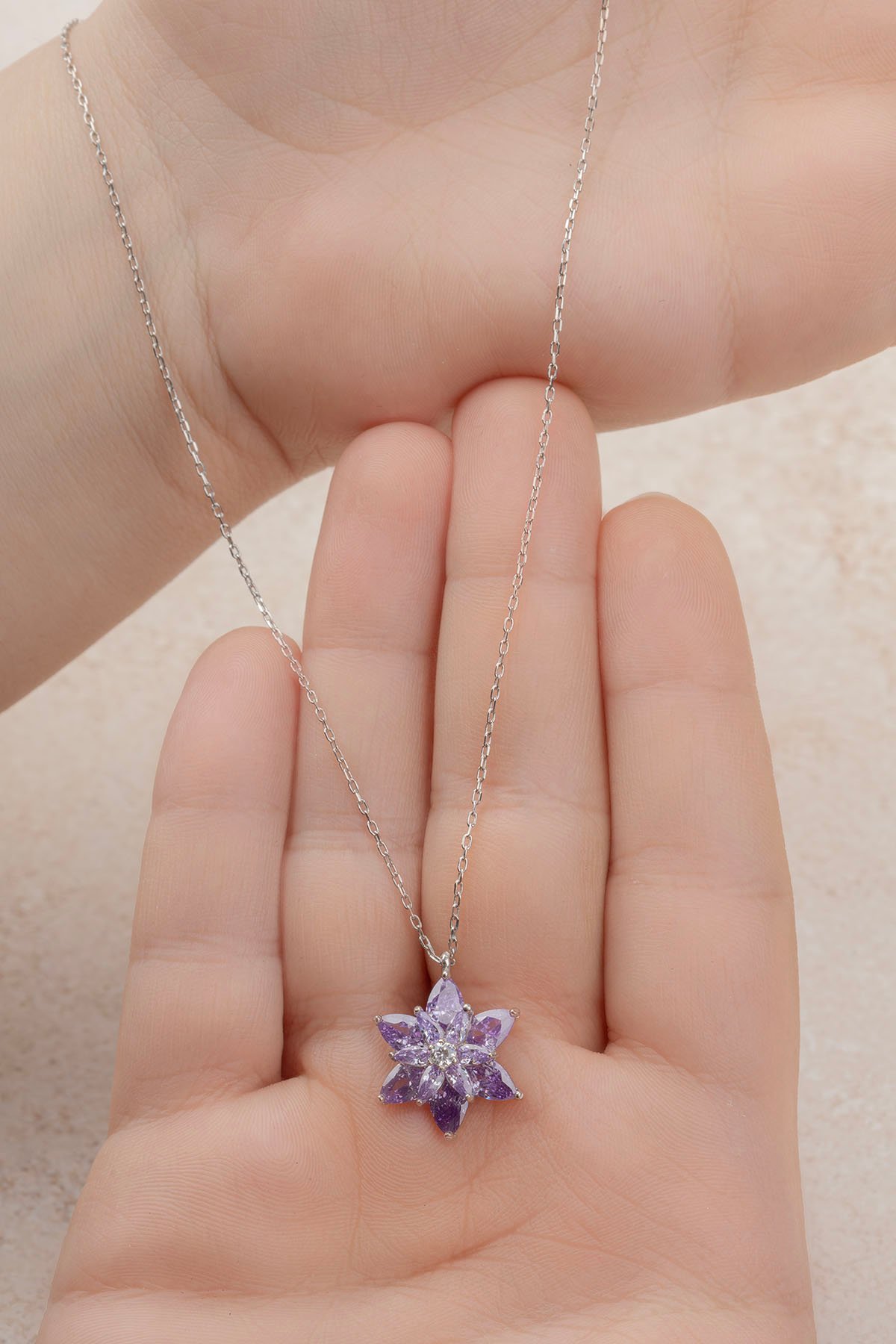 Jewelmim Mor Taşlı Lotus Çiçeği Beyaz Altın Kaplama Gümüş Kolye Görünüm Detay Çekimi, doğum günü gümüş kolye hediyesi, özel tasarım gümüş kolyeler