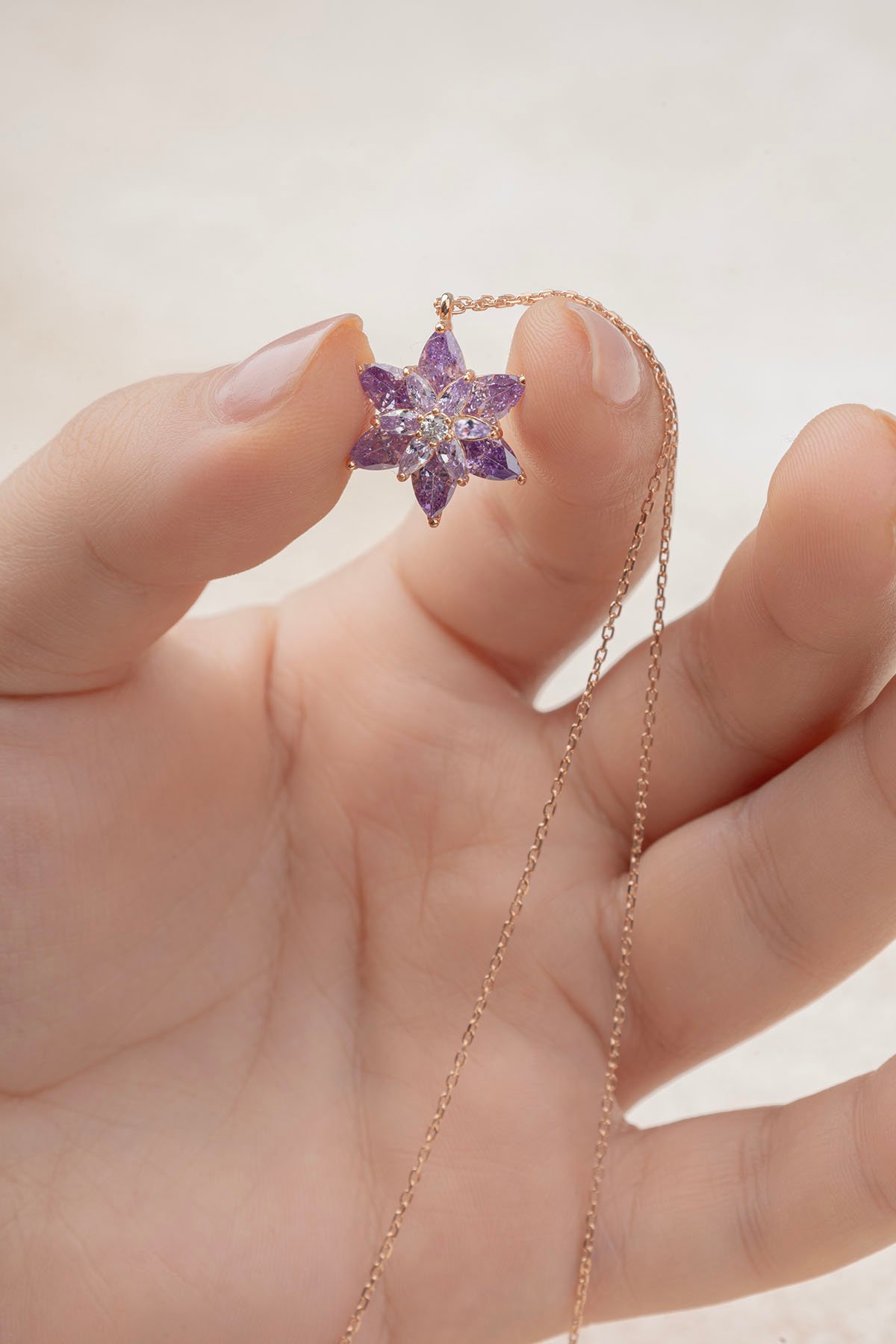 Jewelmim Mor Taşlı Lotus Çiçeği Rose Altın Kaplama Gümüş Kolye Detay Çekimi, eşe gümüş kolye hediyesi, en güzel kolye modelleri