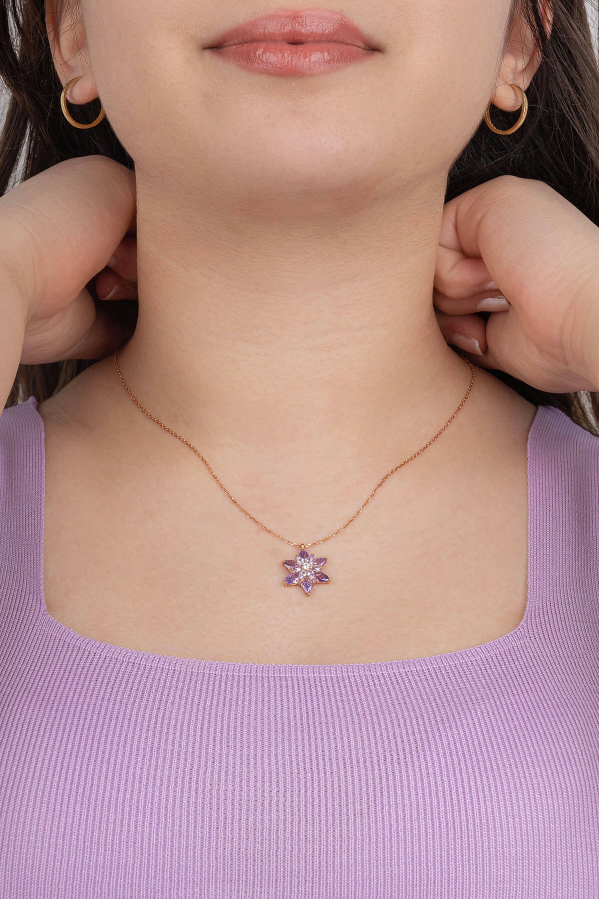 Jewelmim Mor Taşlı Lotus Çiçeği Rose Altın Kaplama Gümüş Kolye Duruş Detay Çekimi, anneye gümüş kolye hediyesi, zarif gümüş kolye modelleri