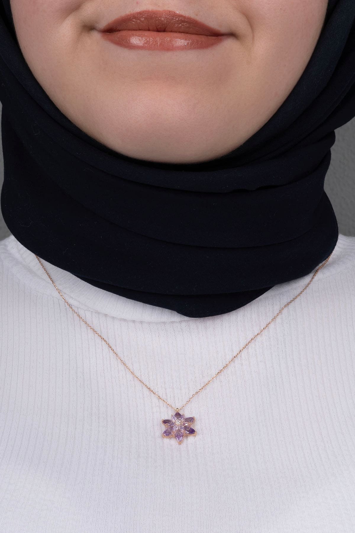 Jewelmim Mor Taşlı Lotus Çiçeği Rose Altın Kaplama Gümüş Kolye Kullanım Detay Çekimi, hediye gümüş kolye modelleri