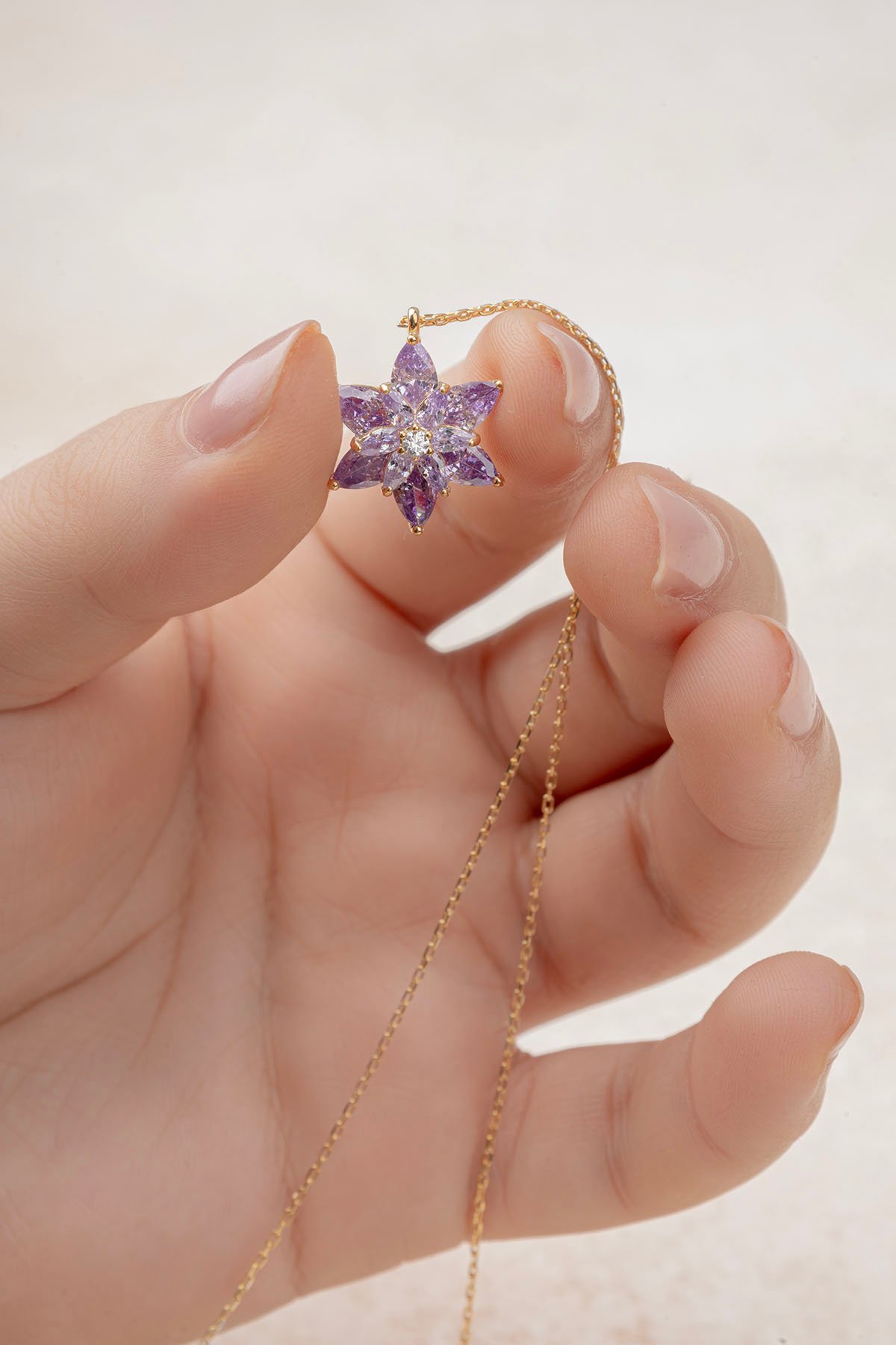 Jewelmim Mor Taşlı Lotus Çiçeği Sarı Altın Kaplama Gümüş Kolye Detay Çekimi, eşe gümüş kolye hediyesi, en güzel kolye modelleri