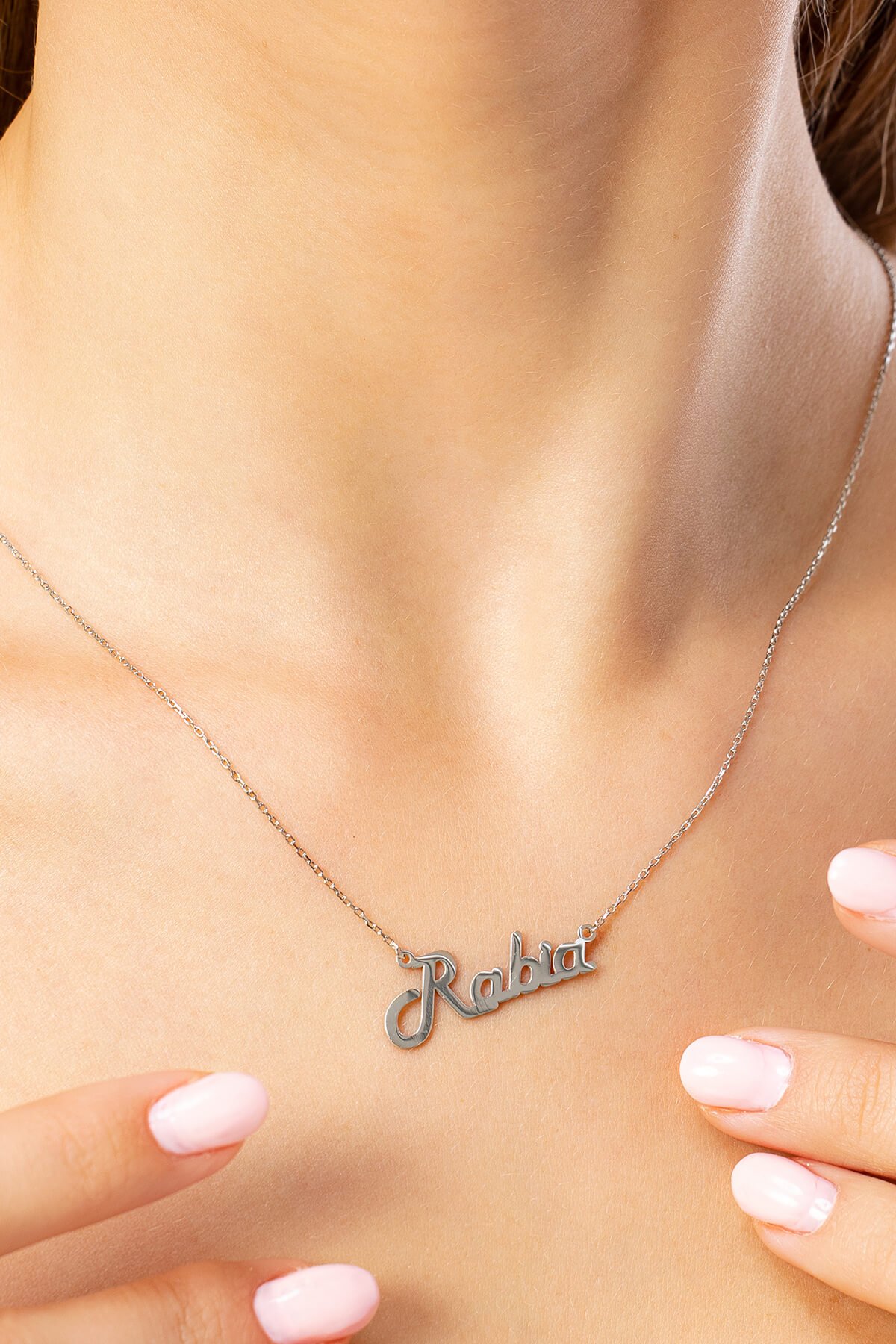 Jewelmim Kişiye Özel Rabia İsimli Beyaz Altın Kaplama Gümüş Kolye Detay Çekimi, eşe gümüş kolye hediyesi, en güzel kolye modelleri