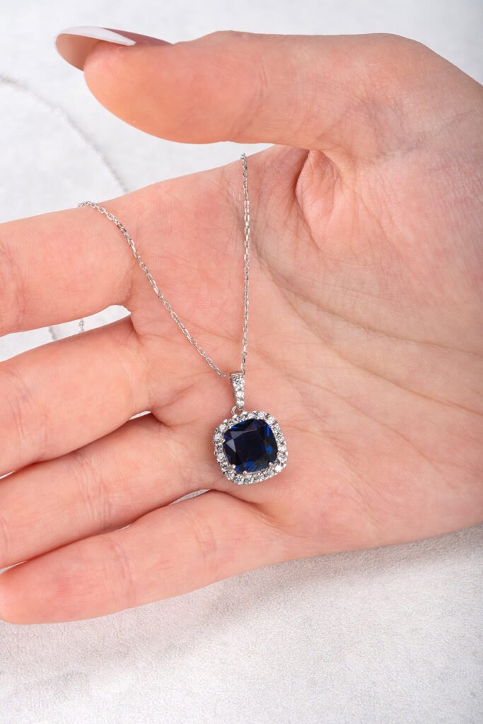 Safir Mavisi Prenses Kesim 925 Ayar Gümüş Kolye | 18 Ayar Vermeil Premium Beyaz Altın Kaplama