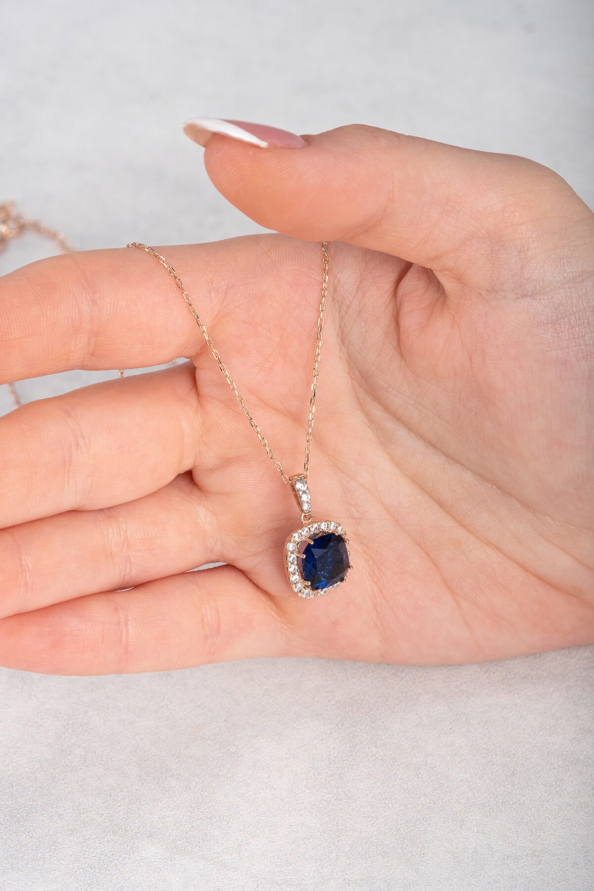 Jewelmim Safir Mavisi Prenses Kesim Rose Altın Kaplama Gümüş Kolye Detay Çekimi, eşe gümüş kolye hediyesi, en güzel kolye modelleri