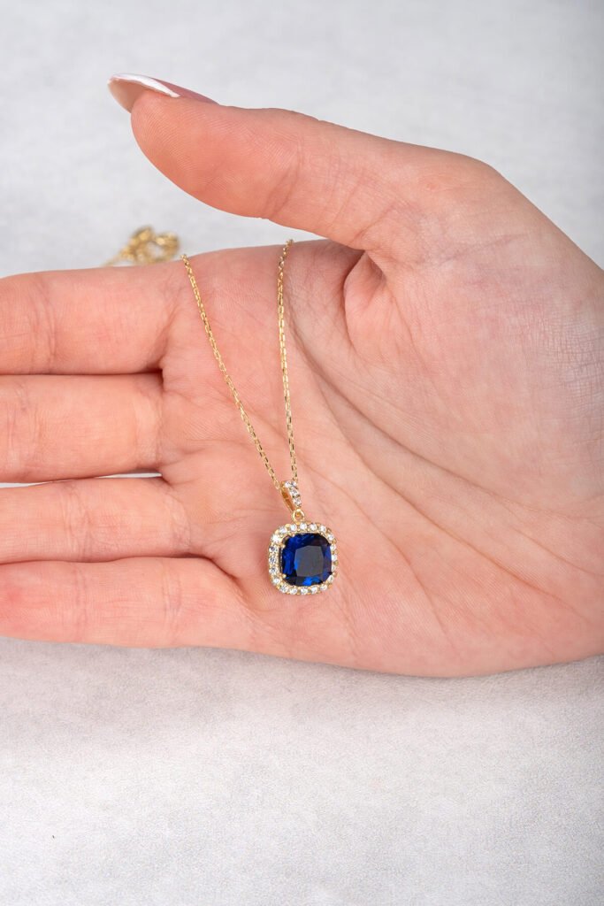 Jewelmim Safir Mavisi Prenses Kesim Sarı Altın Kaplama Gümüş Kolye Detay Çekimi, eşe gümüş kolye hediyesi, en güzel kolye modelleri