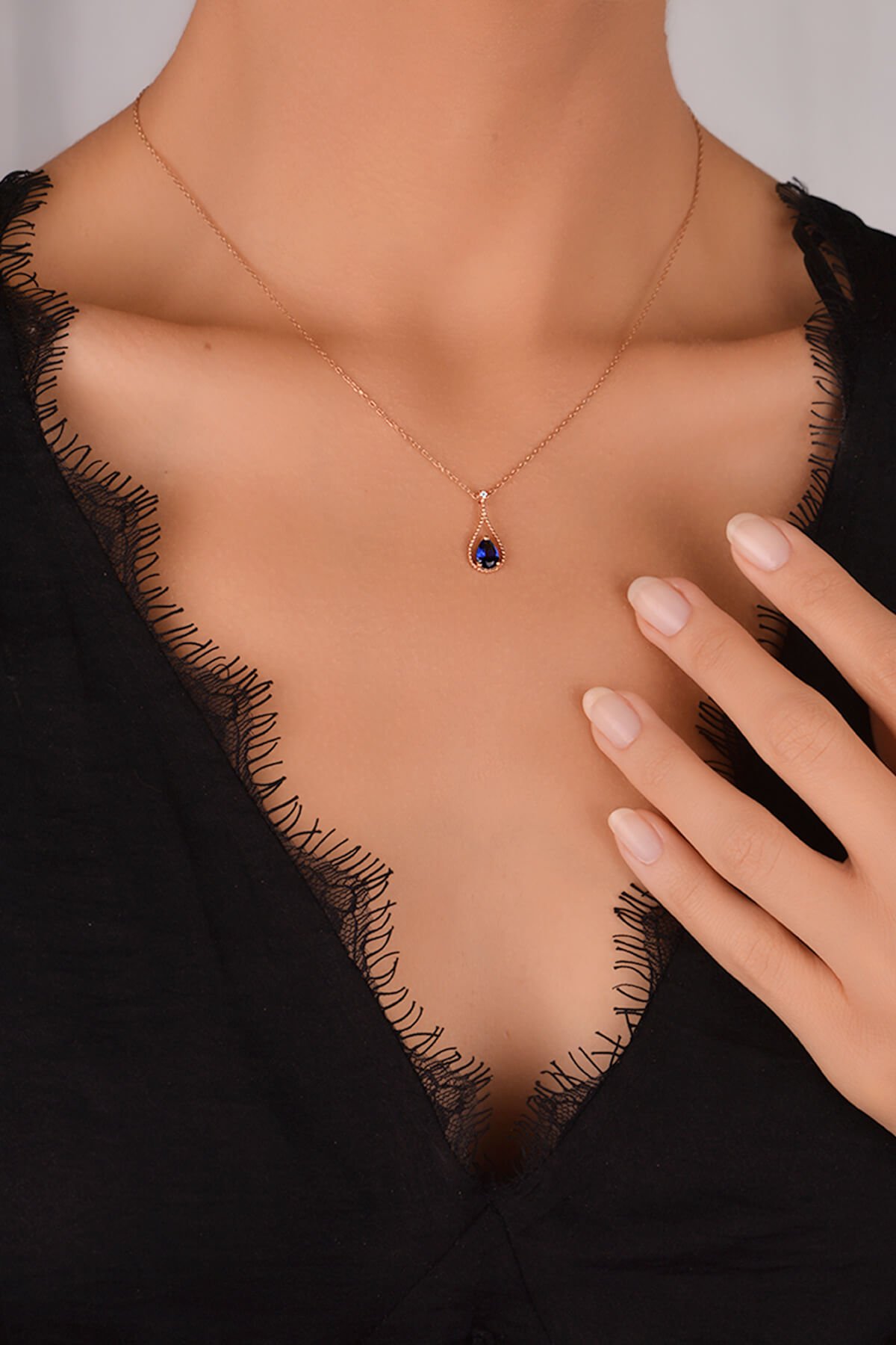 Jewelmim Safir Mavisi Su Damlası Rose Altın Kaplama Gümüş Kolye Görünüm Detay Çekimi, doğum günü gümüş kolye hediyesi, özel tasarım gümüş kolyeler